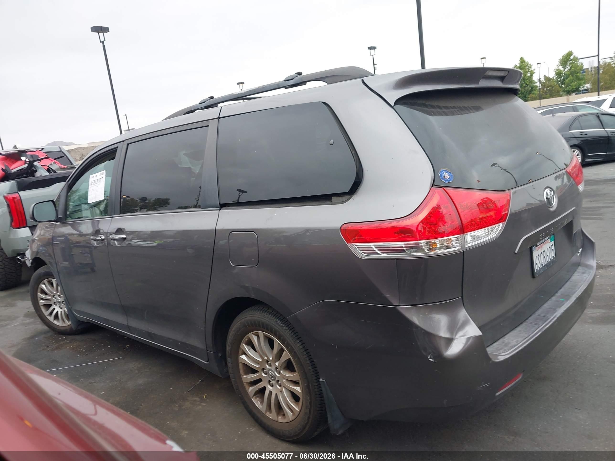 2011 Toyota Sienna Xle V6 Auto Access Seat Gray vin: 5TDYK3DC4BS144265