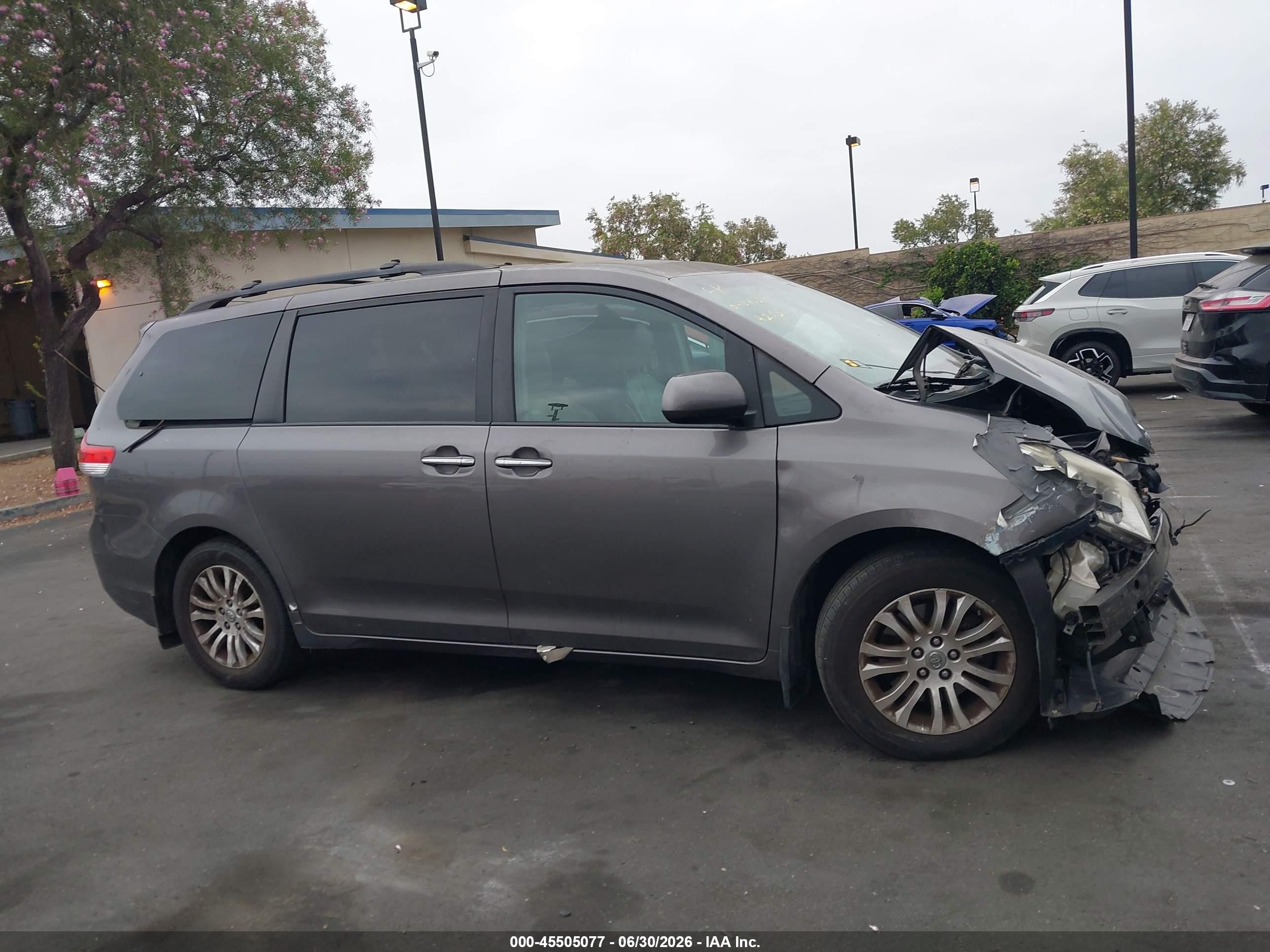 2011 Toyota Sienna Xle V6 Auto Access Seat Gray vin: 5TDYK3DC4BS144265