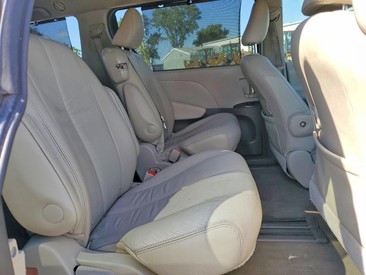 2011 Toyota Sienna Xle 8-passenger Gray vin: 5TDYK3DC4BS160921