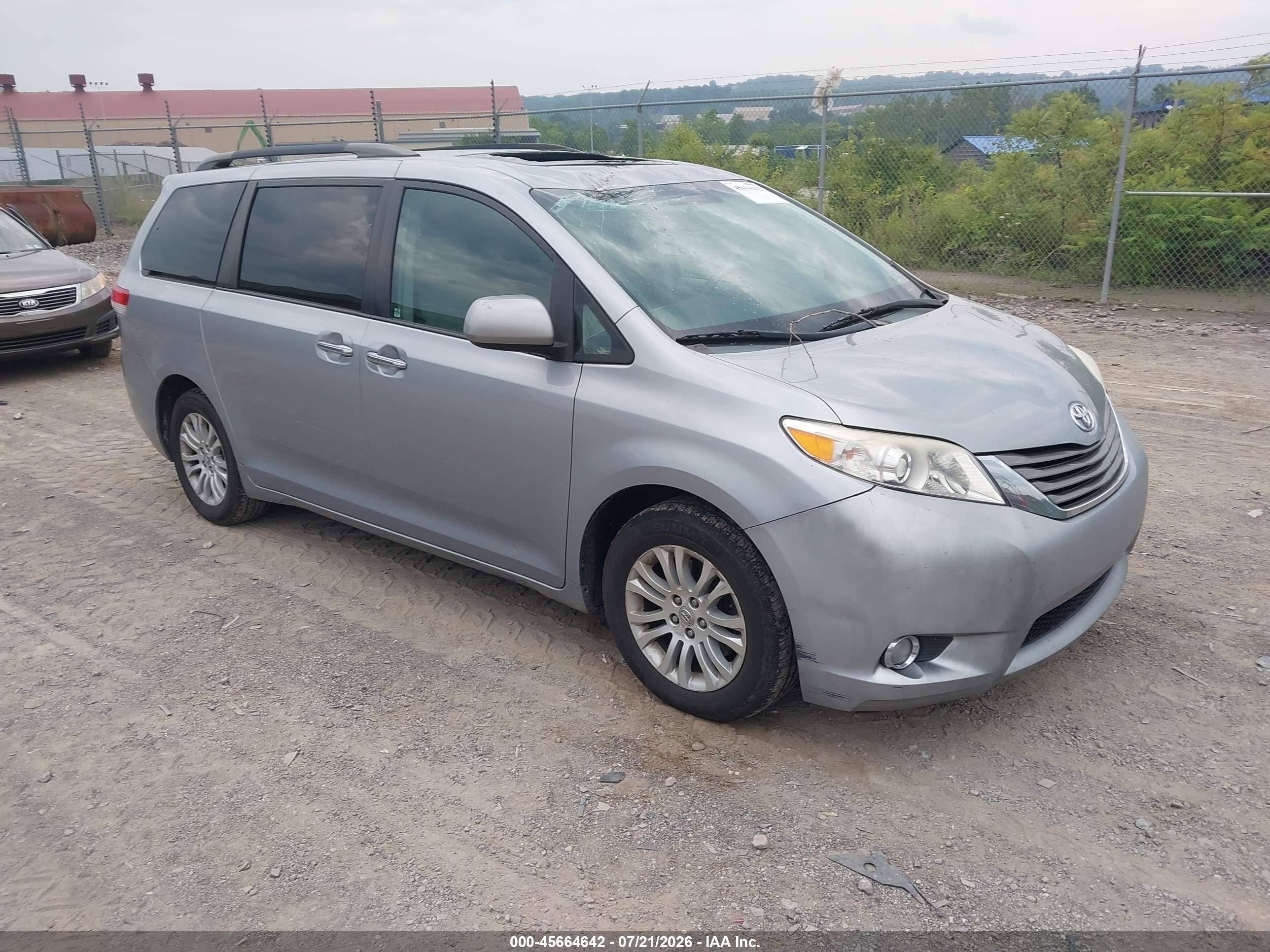 2011 Toyota Sienna Xle V6 Silver vin: 5TDYK3DC4BS167335