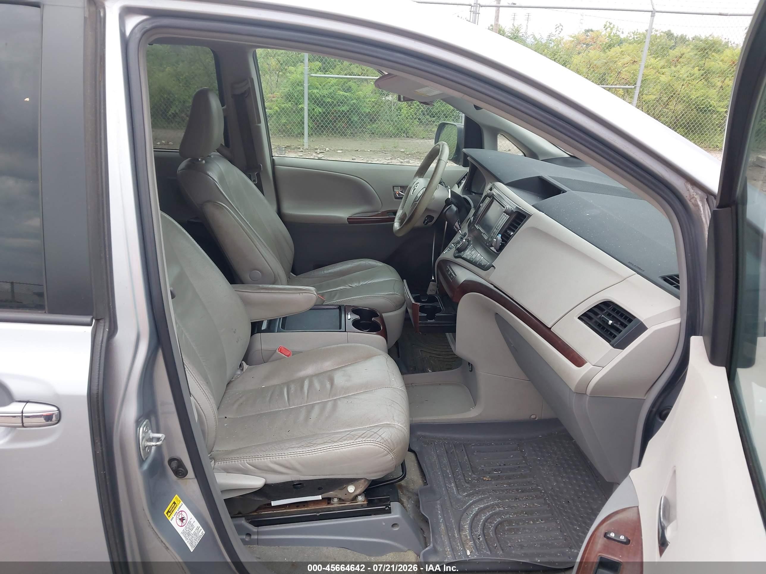 2011 Toyota Sienna Xle V6 Silver vin: 5TDYK3DC4BS167335