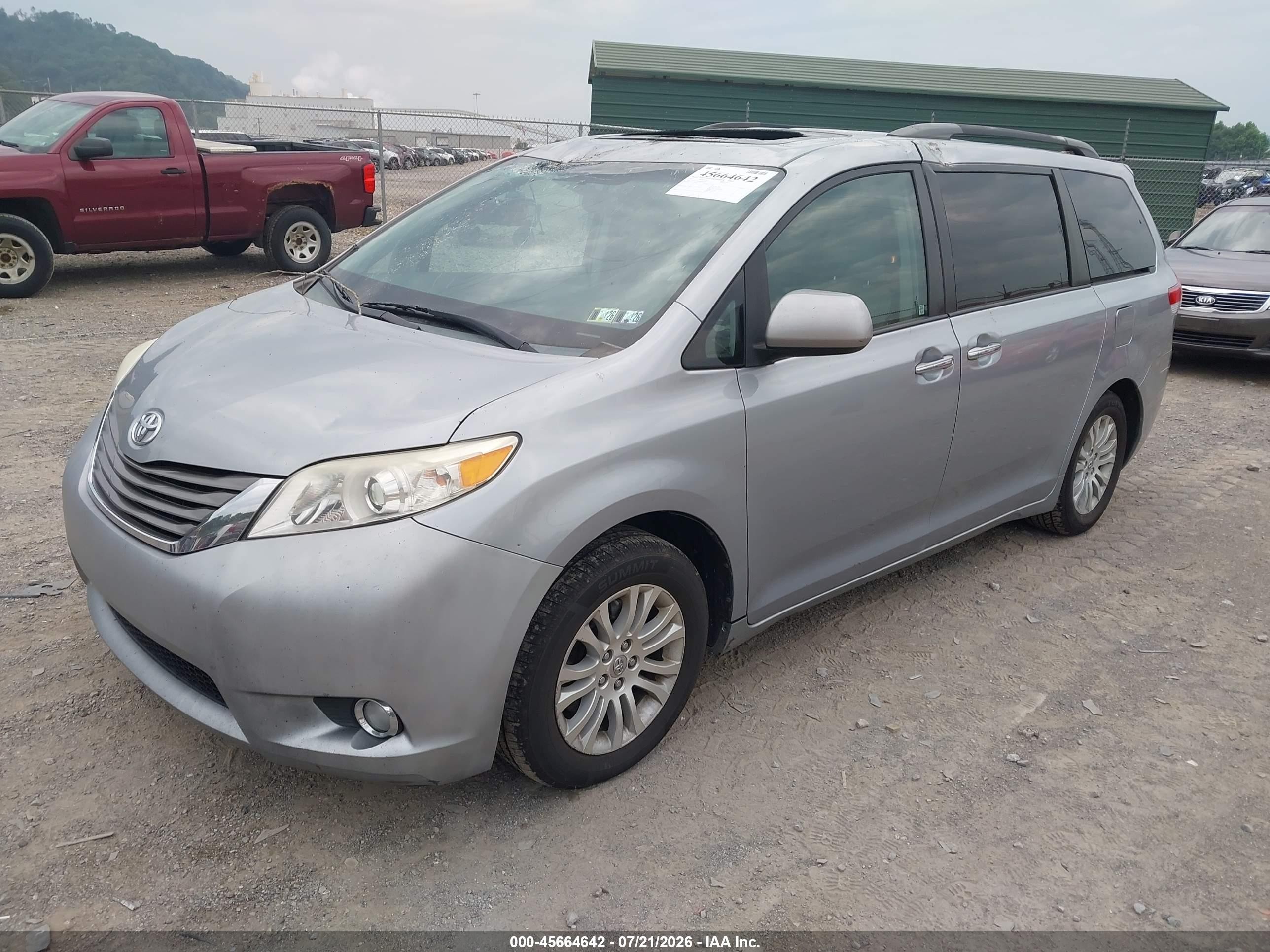 2011 Toyota Sienna Xle V6 Silver vin: 5TDYK3DC4BS167335