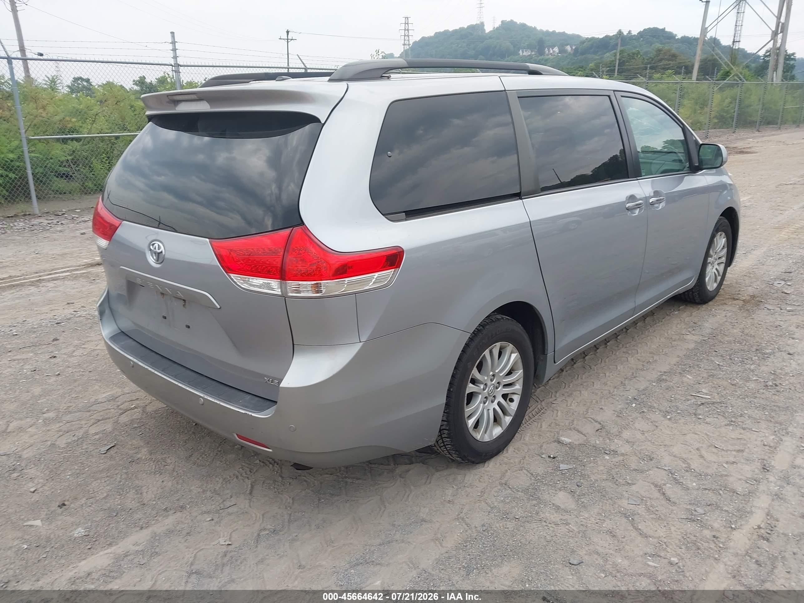 2011 Toyota Sienna Xle V6 Silver vin: 5TDYK3DC4BS167335