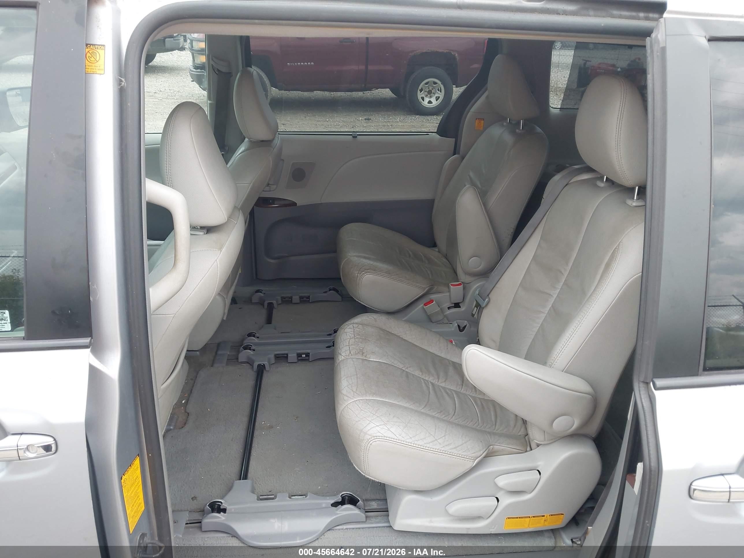 2011 Toyota Sienna Xle V6 Silver vin: 5TDYK3DC4BS167335