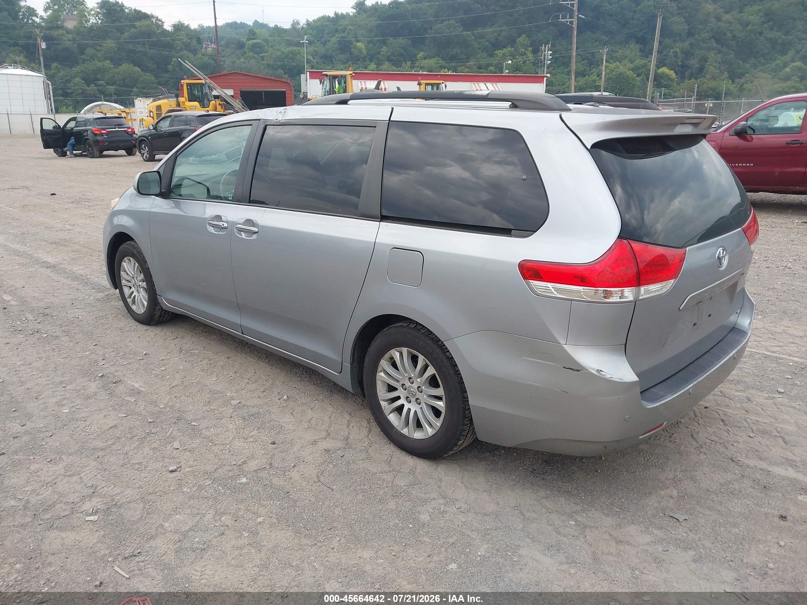 2011 Toyota Sienna Xle V6 Silver vin: 5TDYK3DC4BS167335