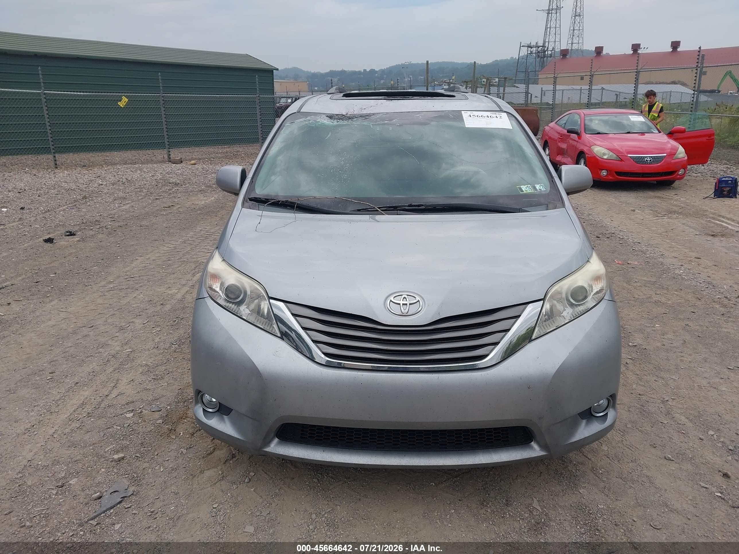 2011 Toyota Sienna Xle V6 Silver vin: 5TDYK3DC4BS167335