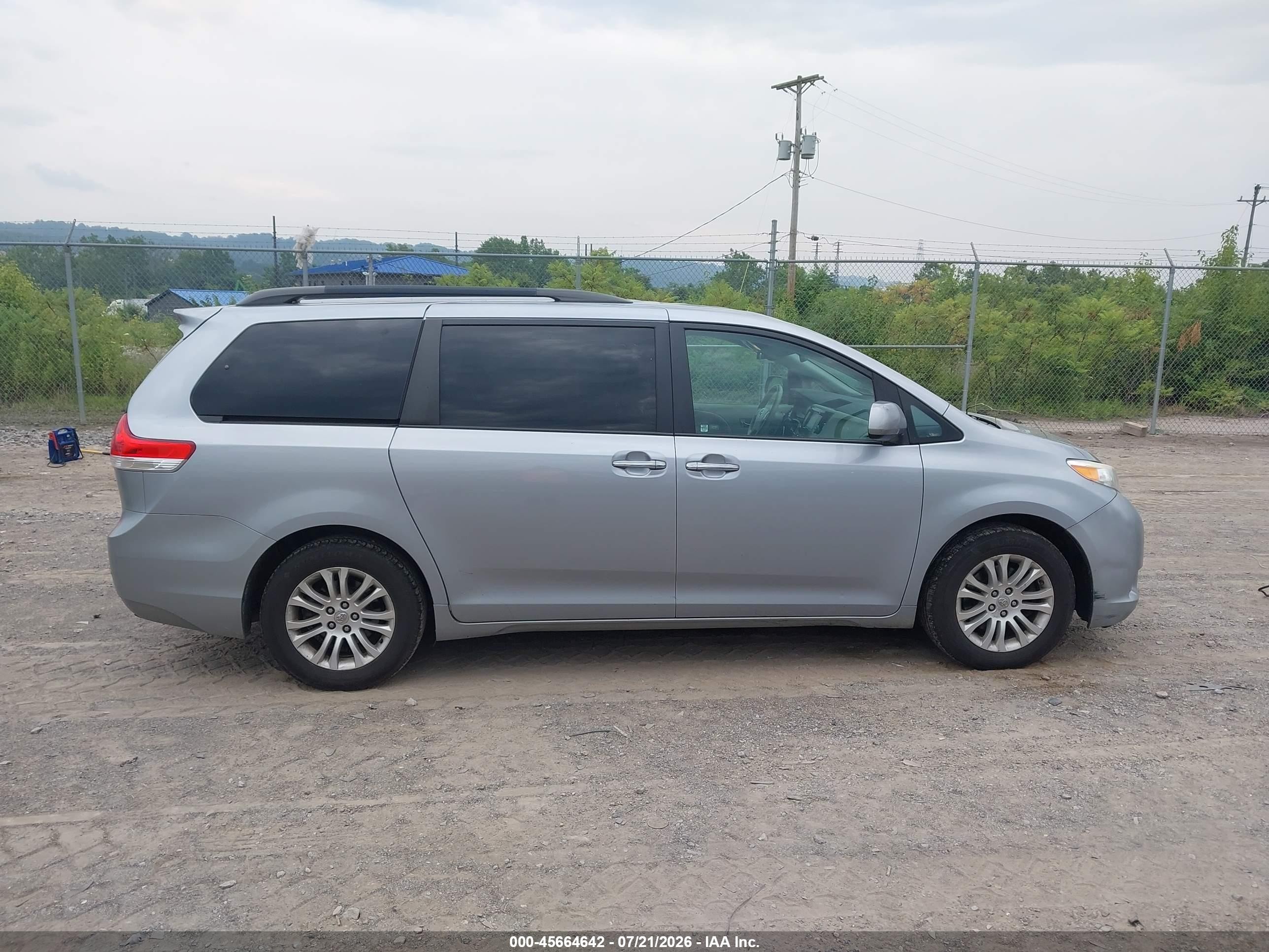 2011 Toyota Sienna Xle V6 Silver vin: 5TDYK3DC4BS167335