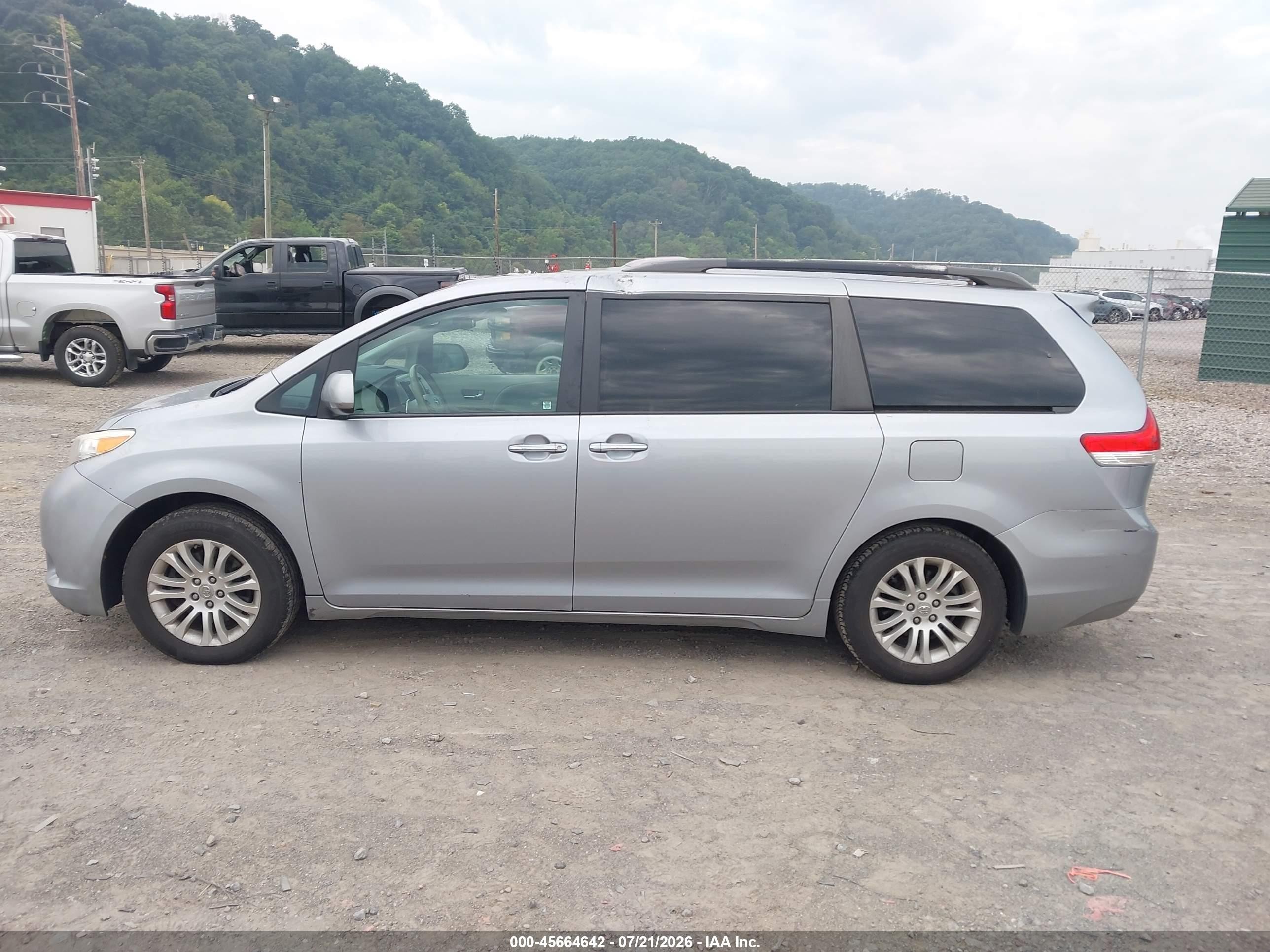 2011 Toyota Sienna Xle V6 Silver vin: 5TDYK3DC4BS167335