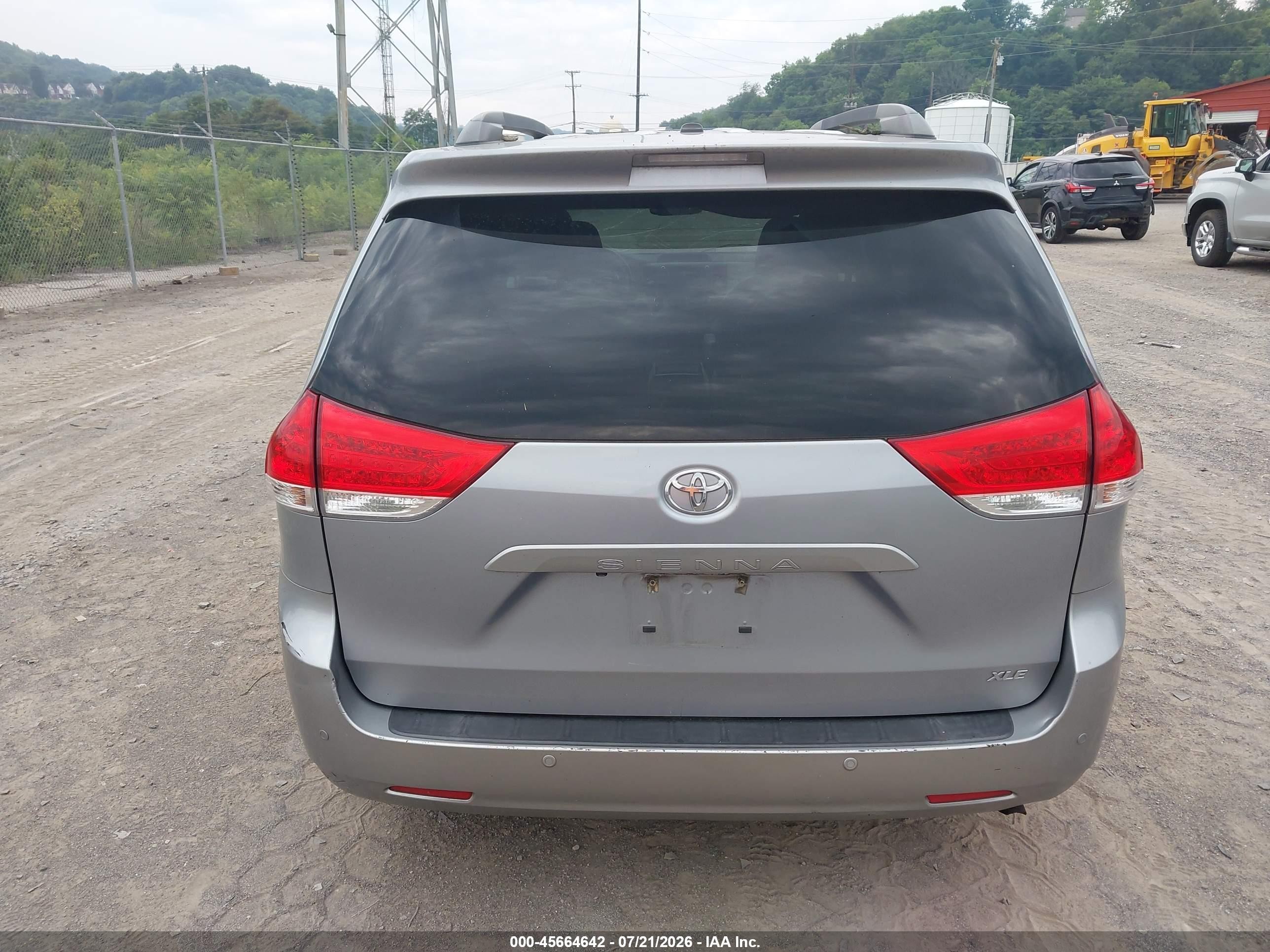 2011 Toyota Sienna Xle V6 Silver vin: 5TDYK3DC4BS167335