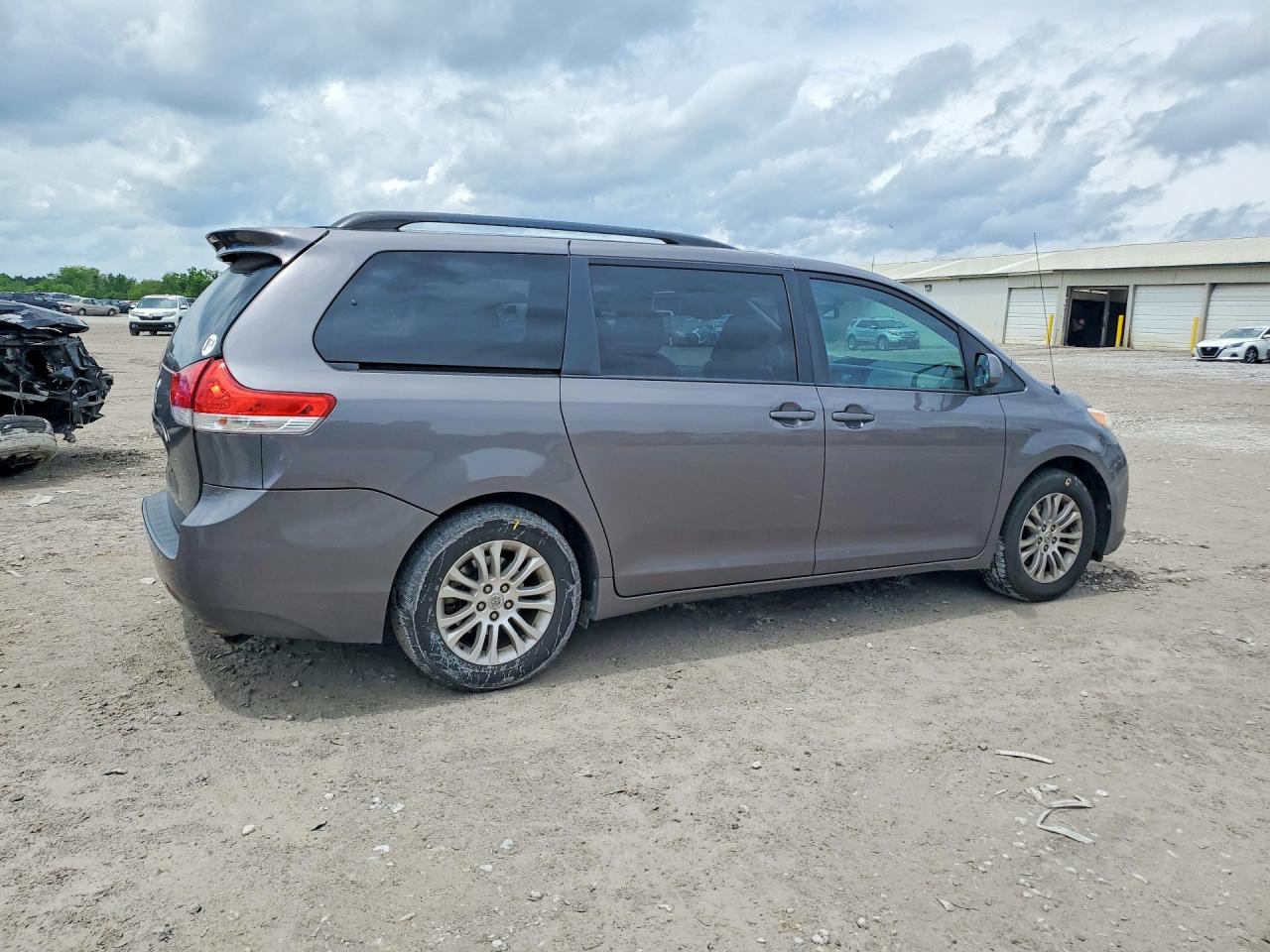 2011 Toyota Sienna Xle 8-passenger Угольный vin: 5TDYK3DC4BS170901