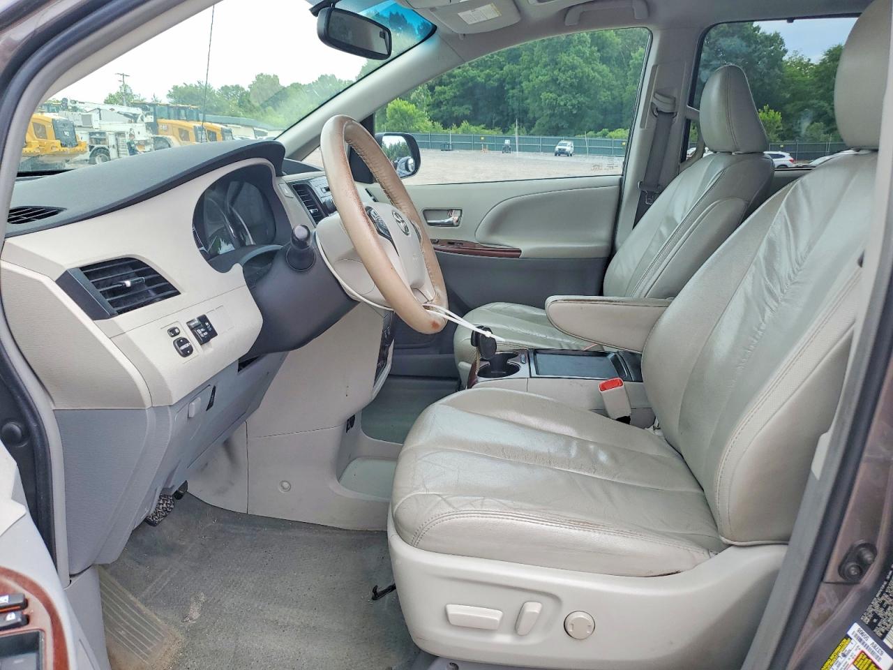 2011 Toyota Sienna Xle 8-passenger Угольный vin: 5TDYK3DC4BS170901