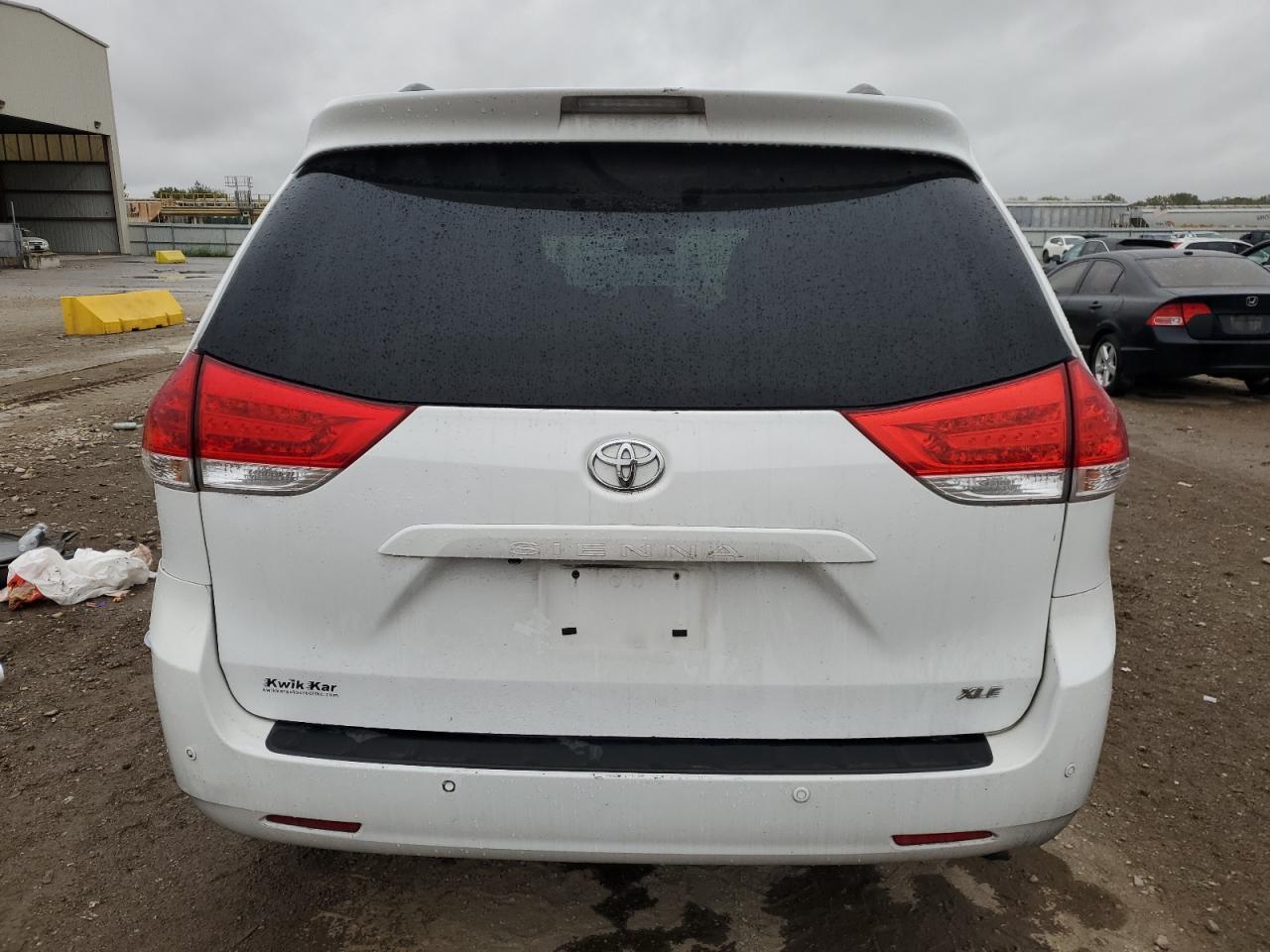 2012 Toyota Sienna Xle 8-passenger White vin: 5TDYK3DC4CS208158