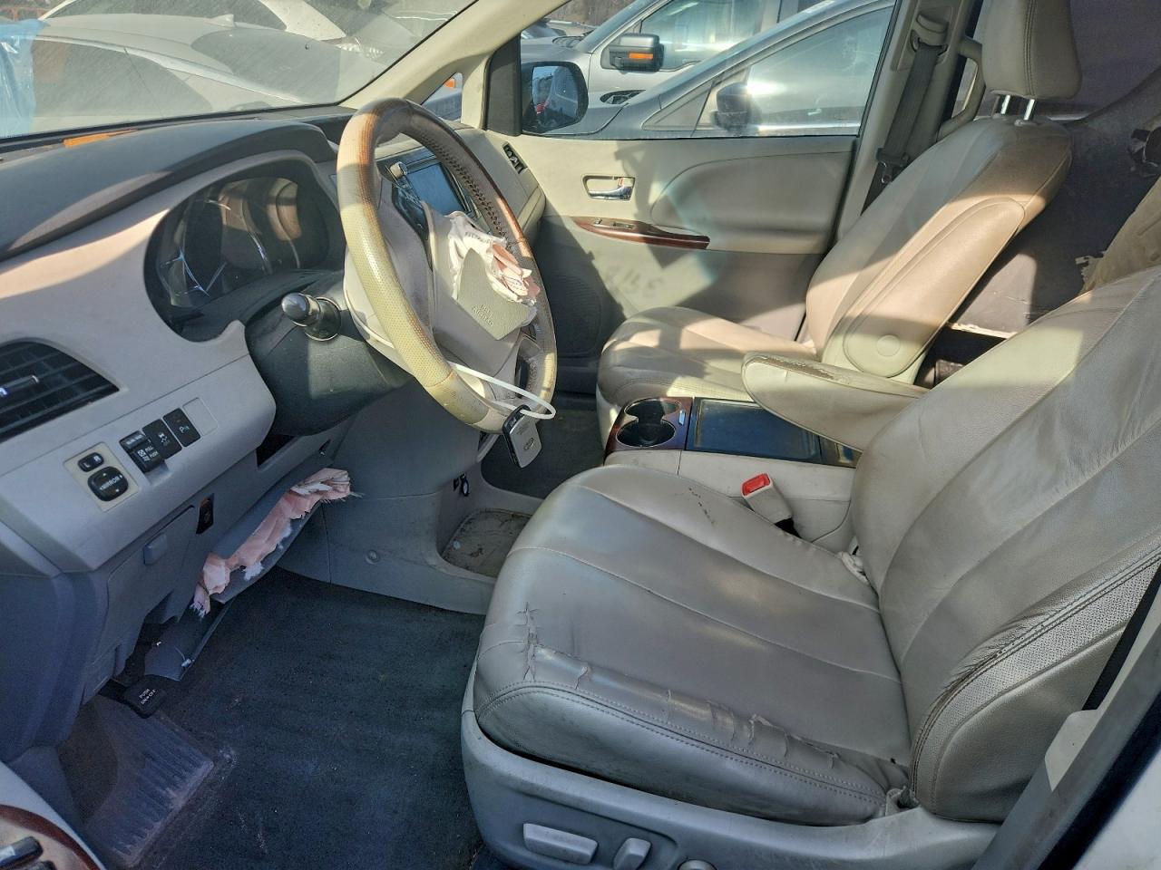 2012 Toyota Sienna Xle 8-passenger White vin: 5TDYK3DC4CS208158