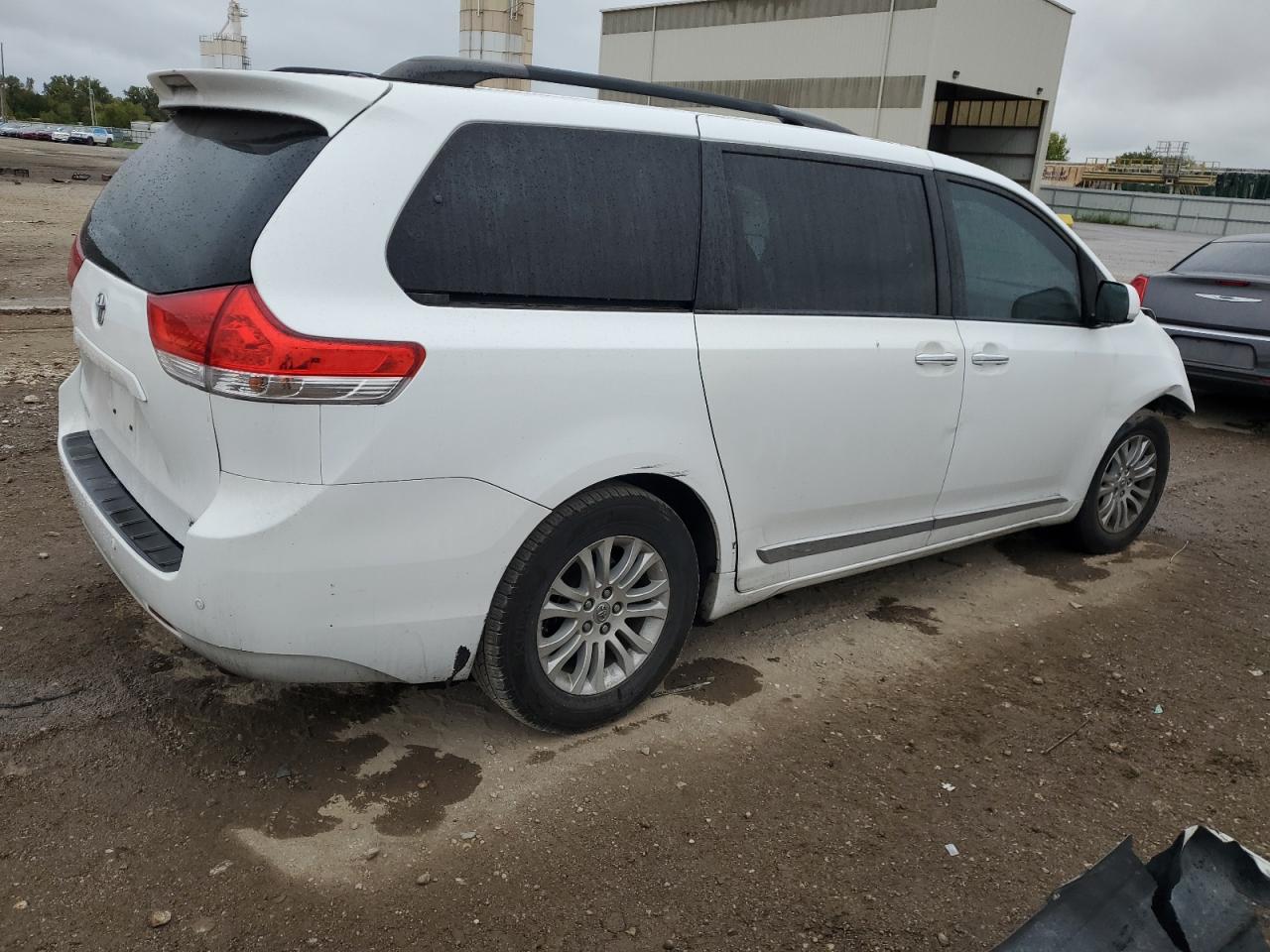 2012 Toyota Sienna Xle 8-passenger White vin: 5TDYK3DC4CS208158