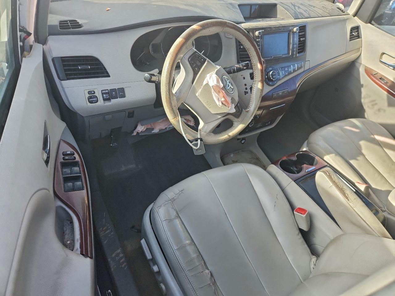 2012 Toyota Sienna Xle 8-passenger White vin: 5TDYK3DC4CS208158