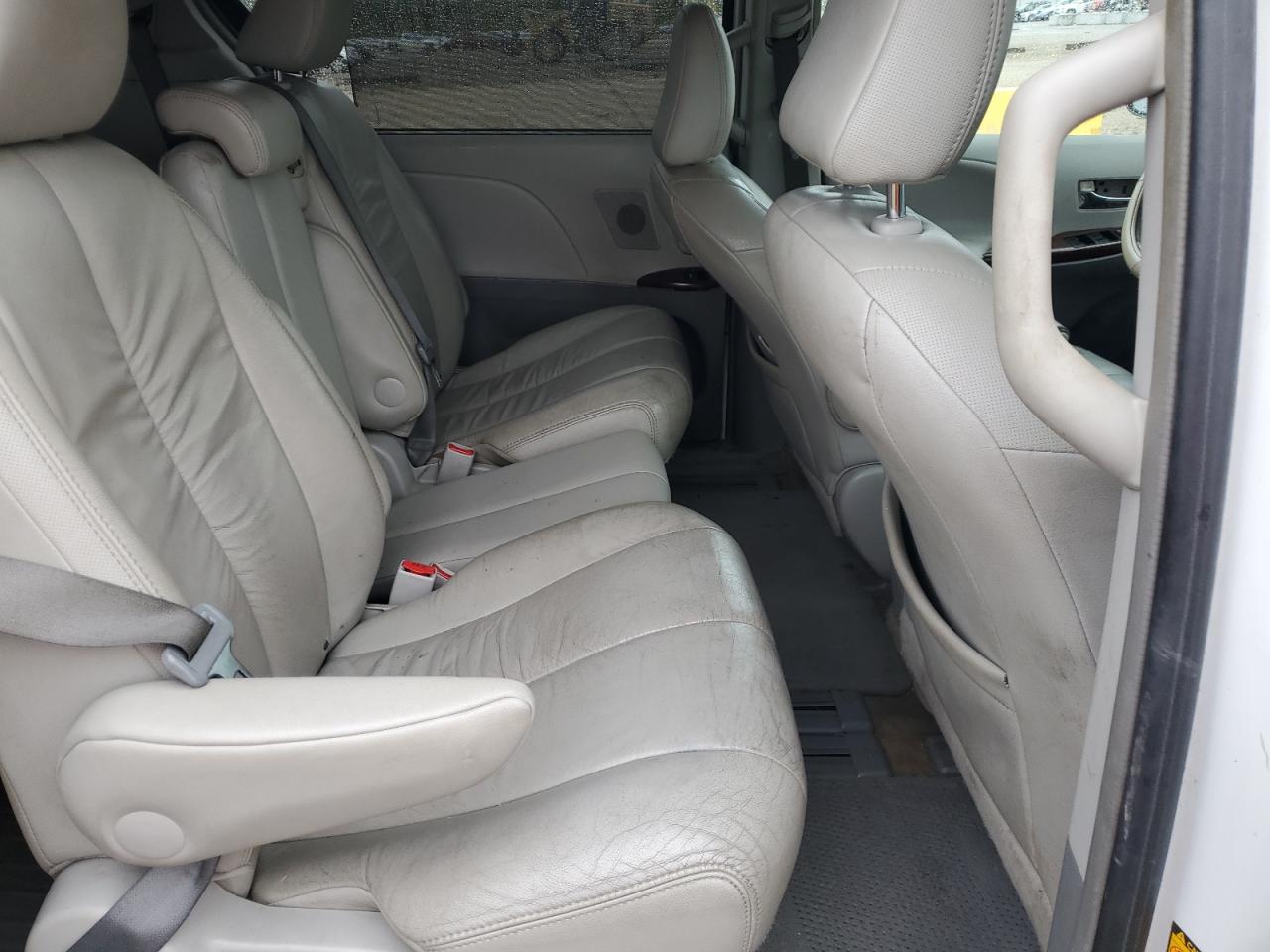 2012 Toyota Sienna Xle 8-passenger White vin: 5TDYK3DC4CS208158