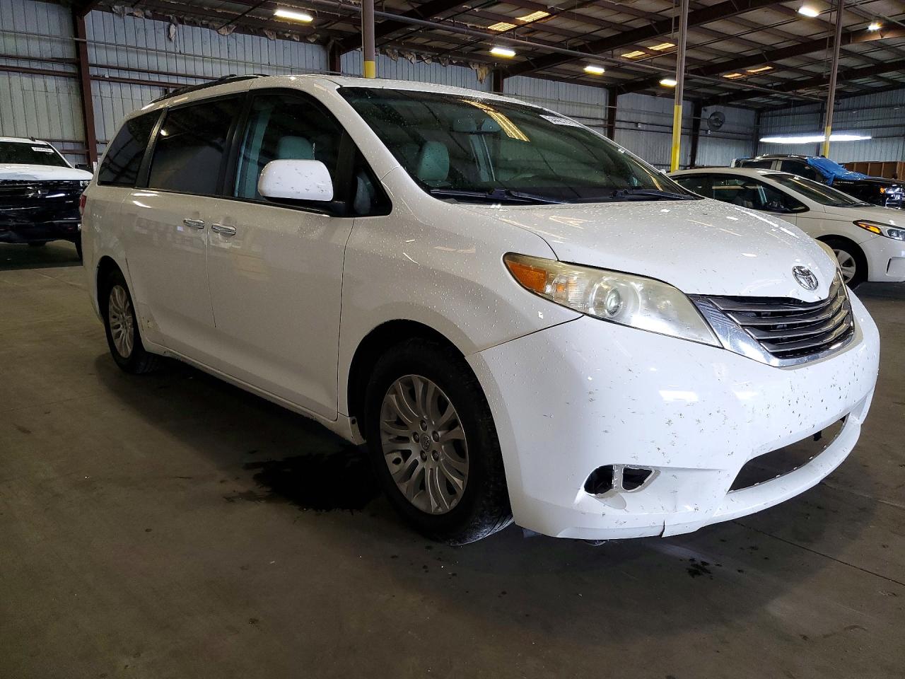 2012 Toyota Sienna Xle 8-passenger White vin: 5TDYK3DC4CS215014