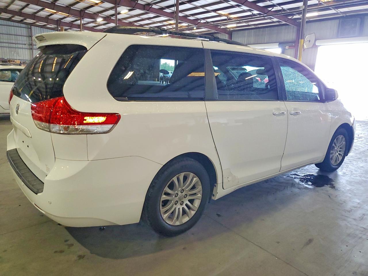 2012 Toyota Sienna Xle 8-passenger White vin: 5TDYK3DC4CS215014