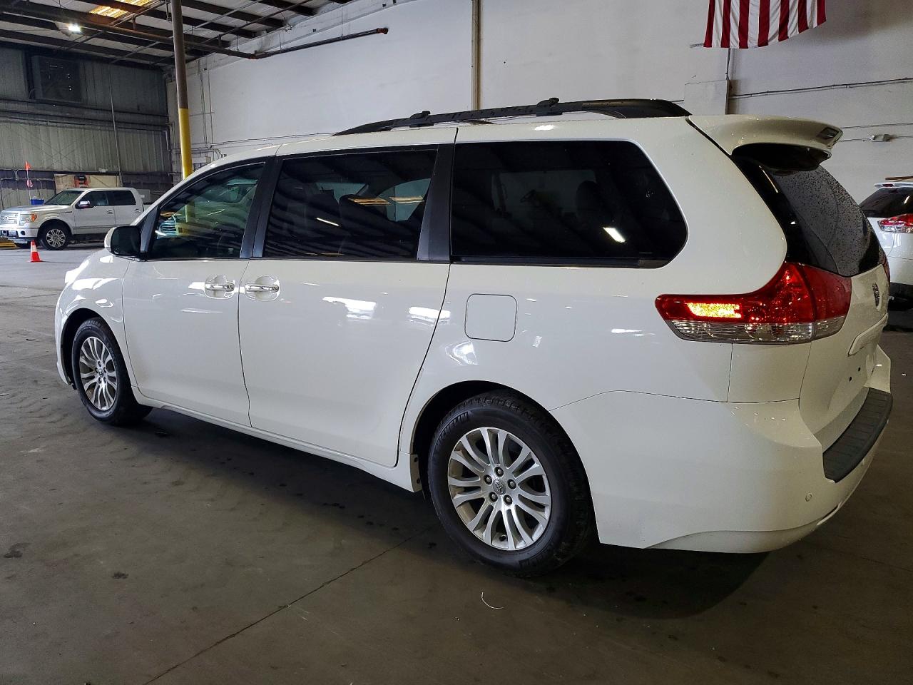 2012 Toyota Sienna Xle 8-passenger White vin: 5TDYK3DC4CS215014
