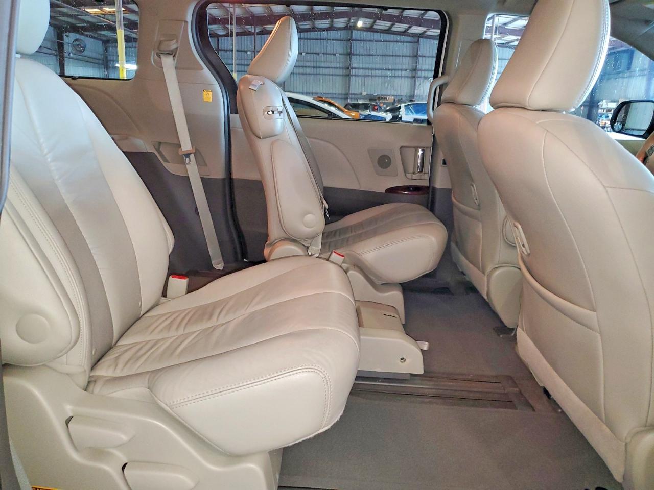 2012 Toyota Sienna Xle 8-passenger White vin: 5TDYK3DC4CS215014