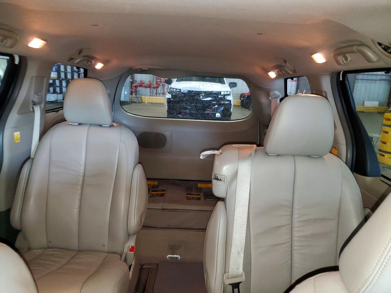 2012 Toyota Sienna Xle 8-passenger White vin: 5TDYK3DC4CS215014