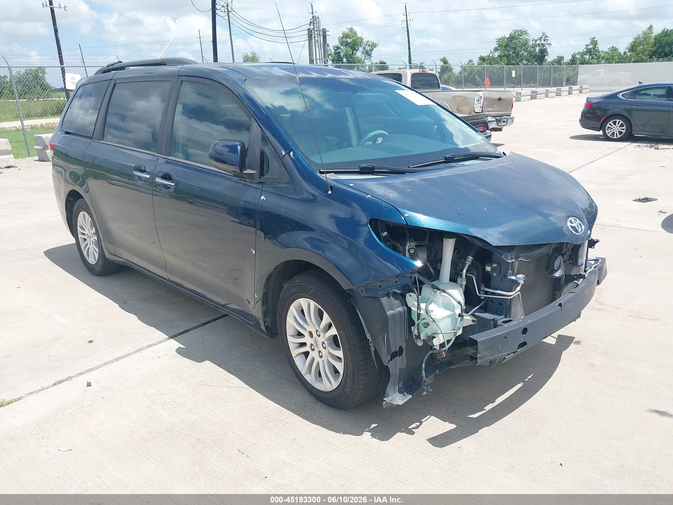 2012 Toyota Sienna Xle V6 8 Passenger Blue vin: 5TDYK3DC4CS271518
