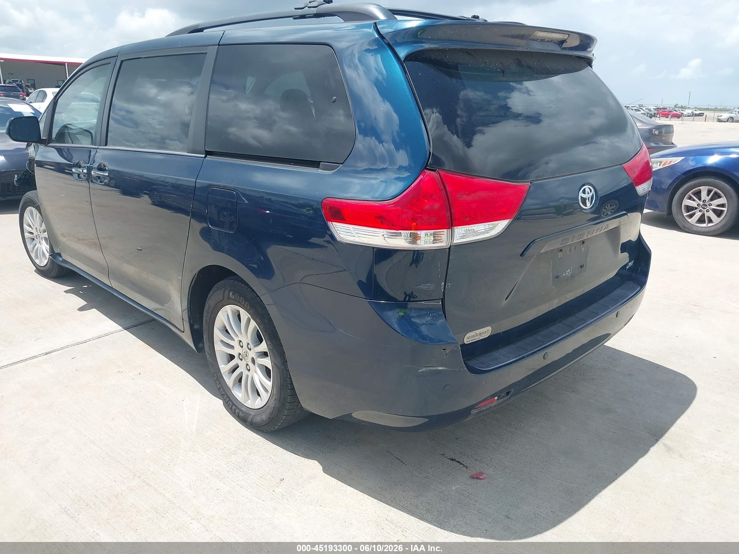 2012 Toyota Sienna Xle V6 8 Passenger Blue vin: 5TDYK3DC4CS271518