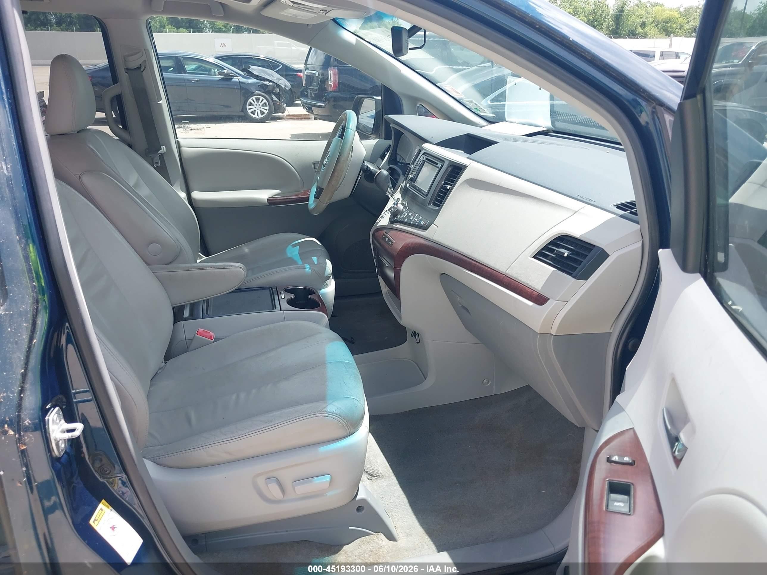 2012 Toyota Sienna Xle V6 8 Passenger Blue vin: 5TDYK3DC4CS271518
