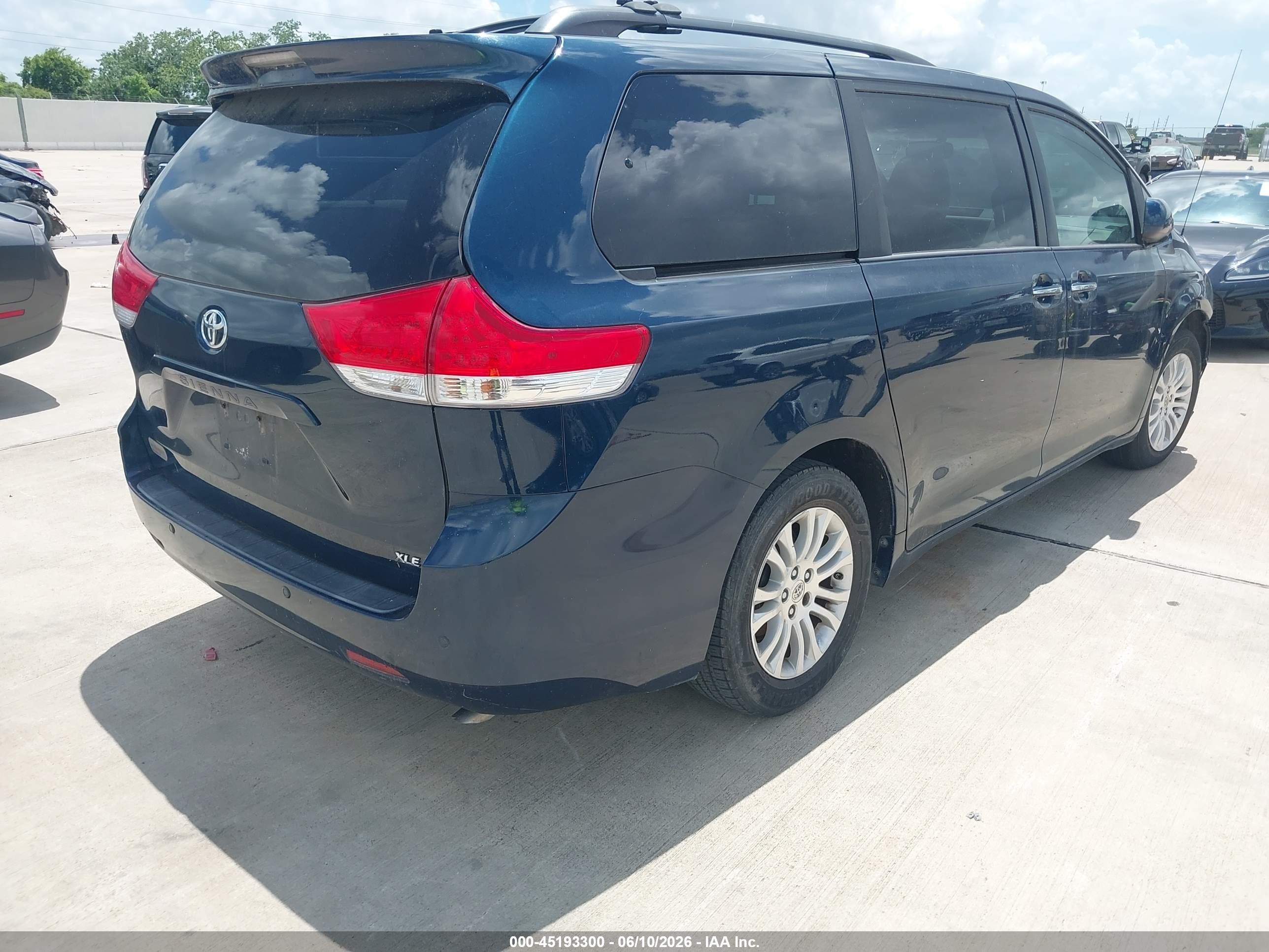 2012 Toyota Sienna Xle V6 8 Passenger Blue vin: 5TDYK3DC4CS271518