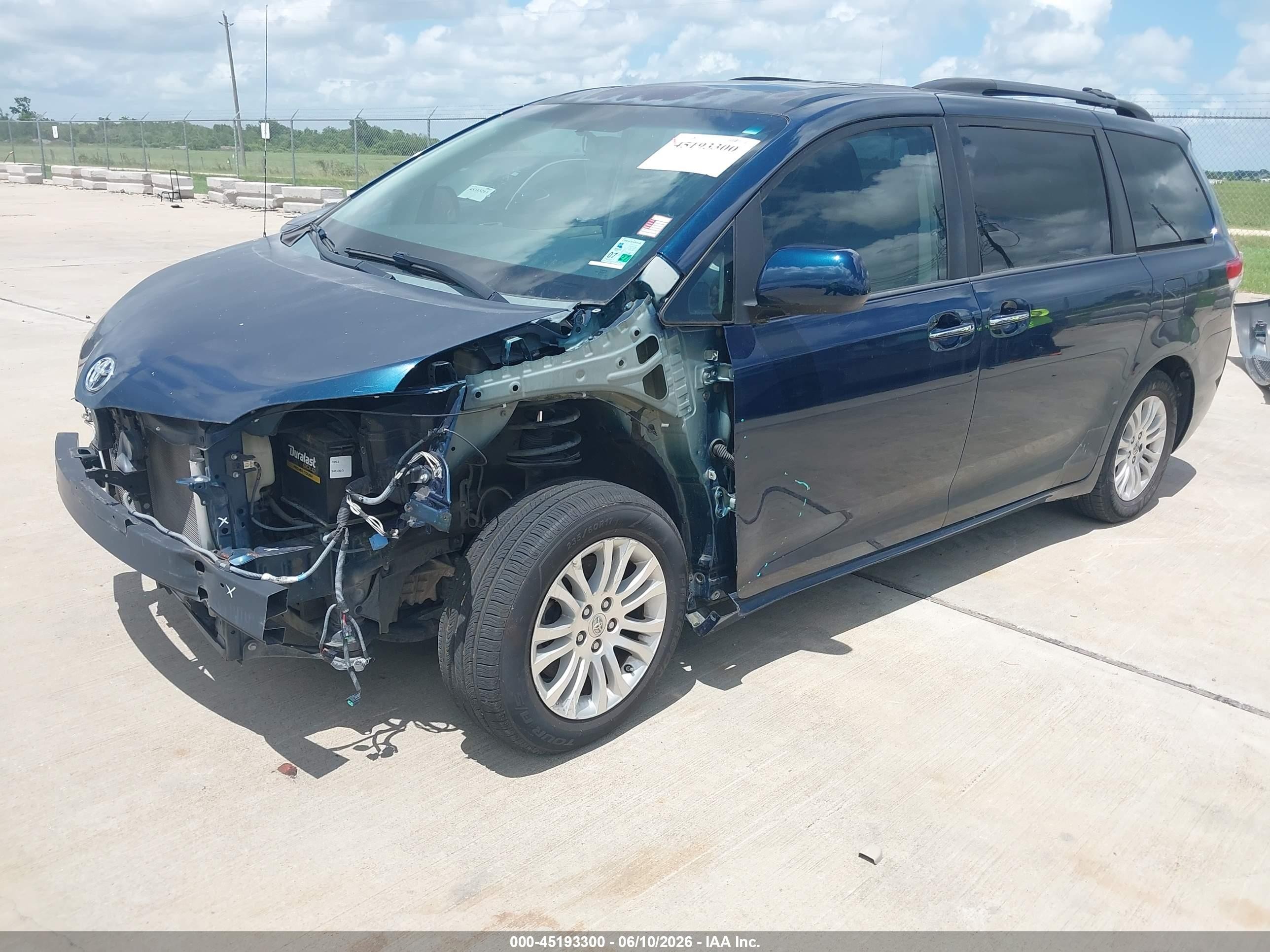 2012 Toyota Sienna Xle V6 8 Passenger Blue vin: 5TDYK3DC4CS271518