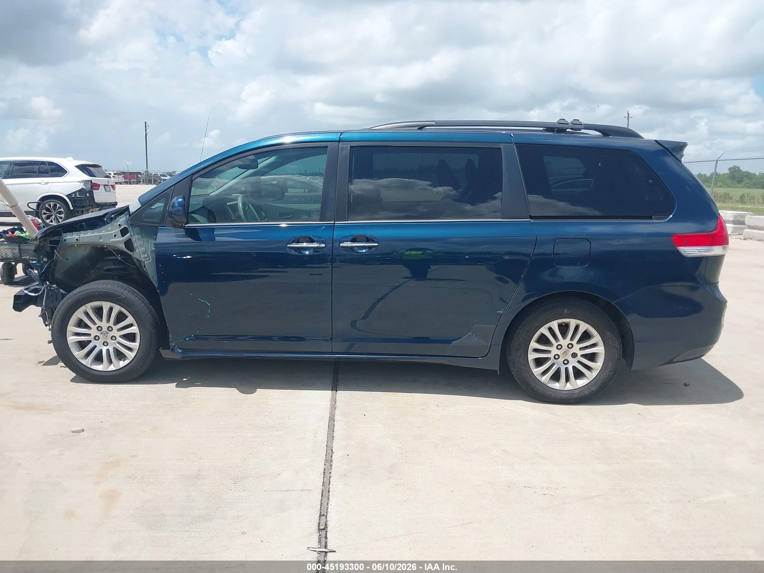 2012 Toyota Sienna Xle V6 8 Passenger Blue vin: 5TDYK3DC4CS271518