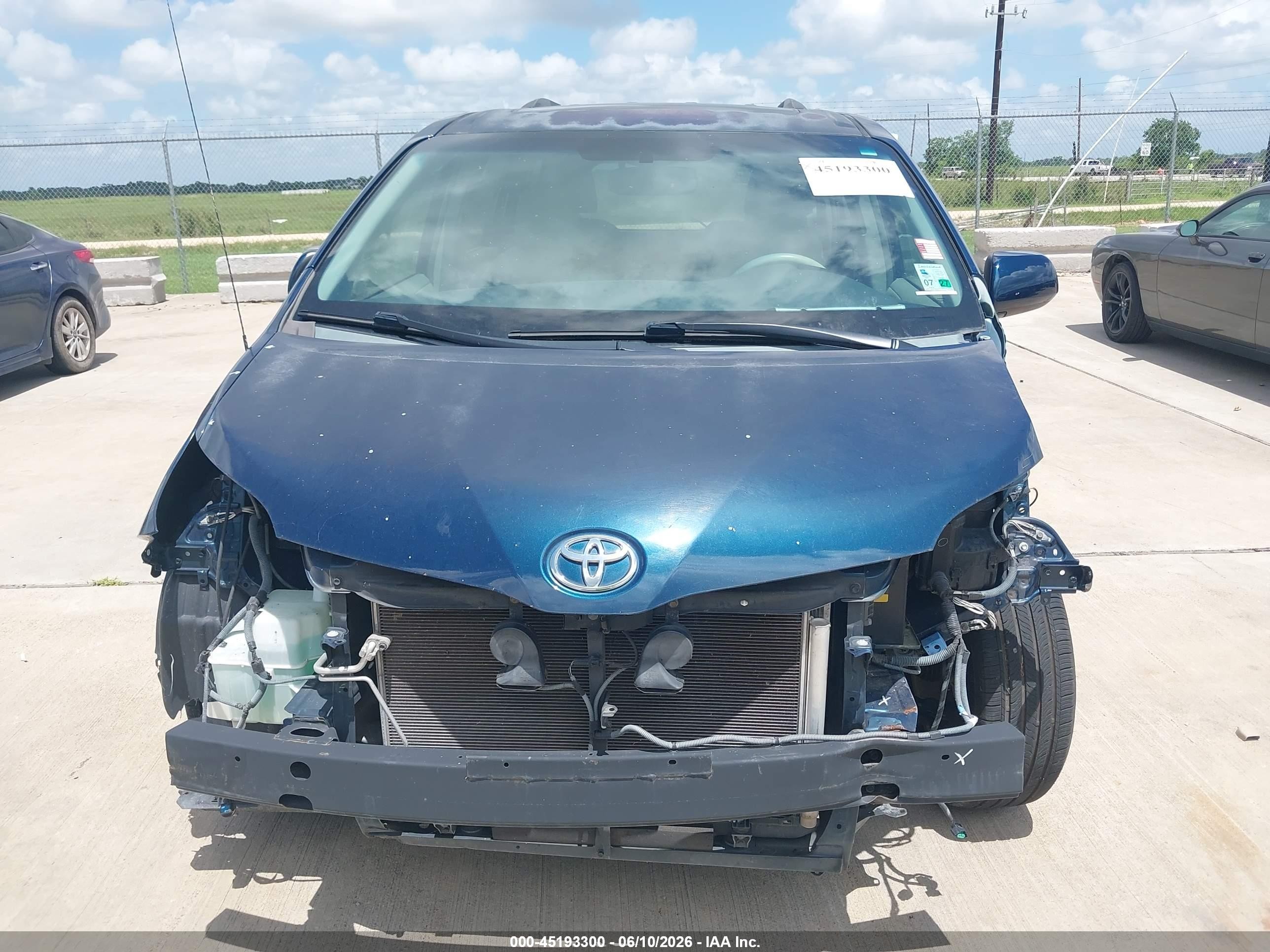 2012 Toyota Sienna Xle V6 8 Passenger Blue vin: 5TDYK3DC4CS271518