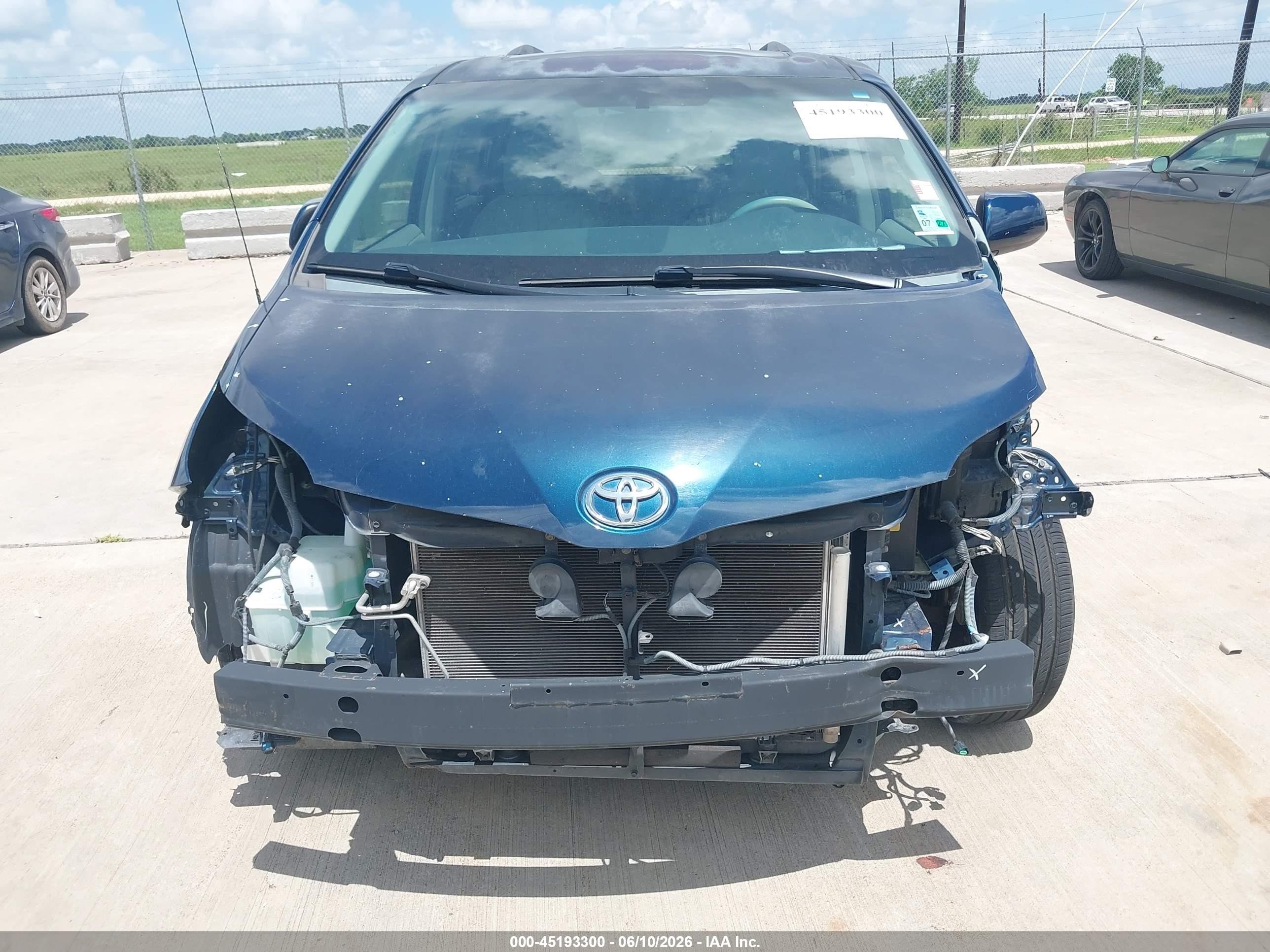 2012 Toyota Sienna Xle V6 8 Passenger Blue vin: 5TDYK3DC4CS271518
