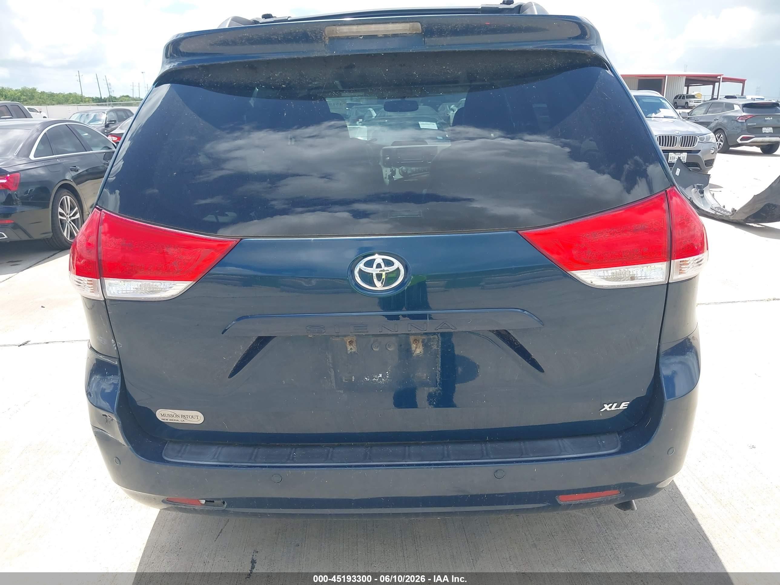 2012 Toyota Sienna Xle V6 8 Passenger Blue vin: 5TDYK3DC4CS271518