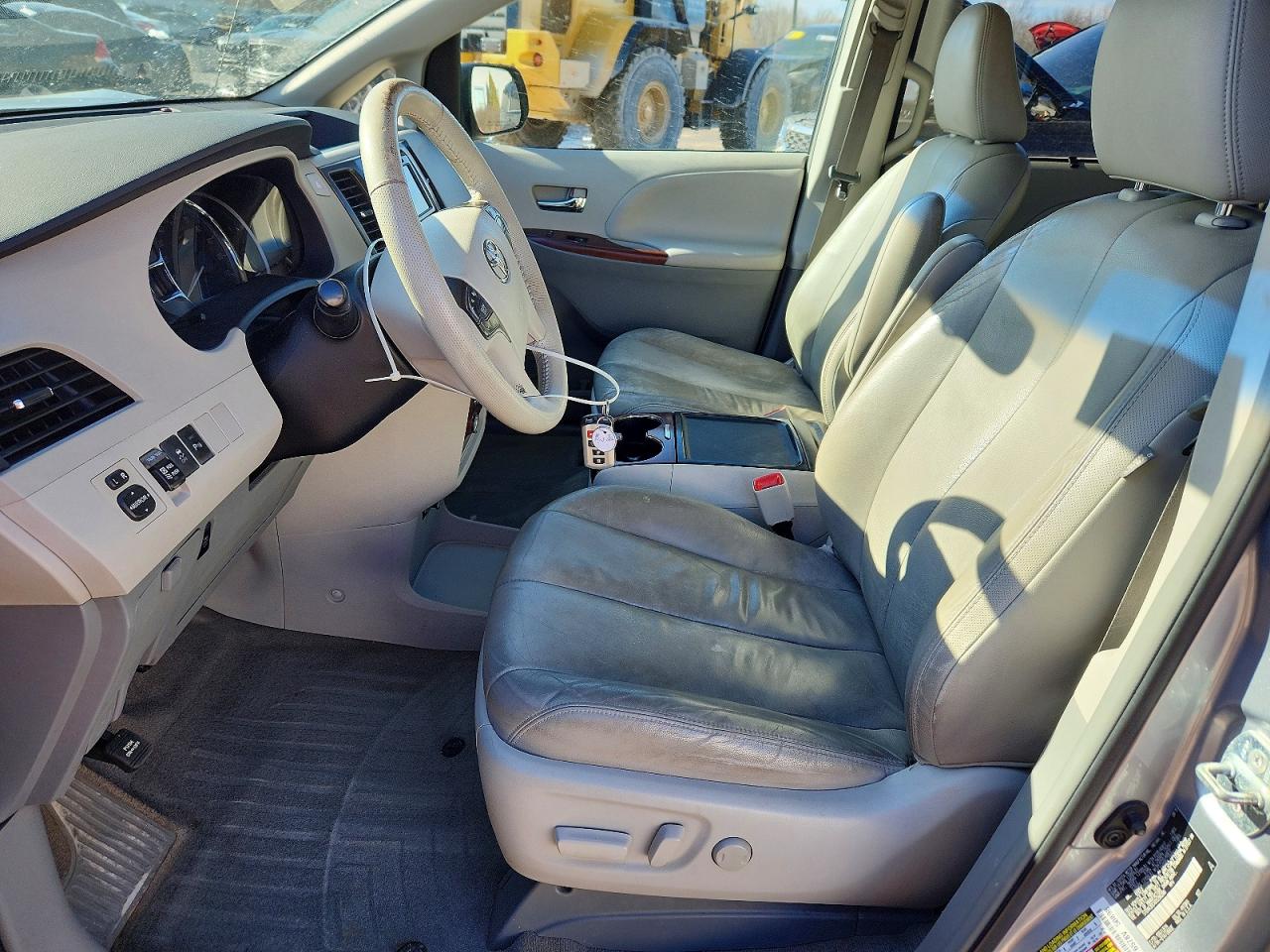 2013 Toyota Sienna Xle 8-passenger Silver vin: 5TDYK3DC4DS296288