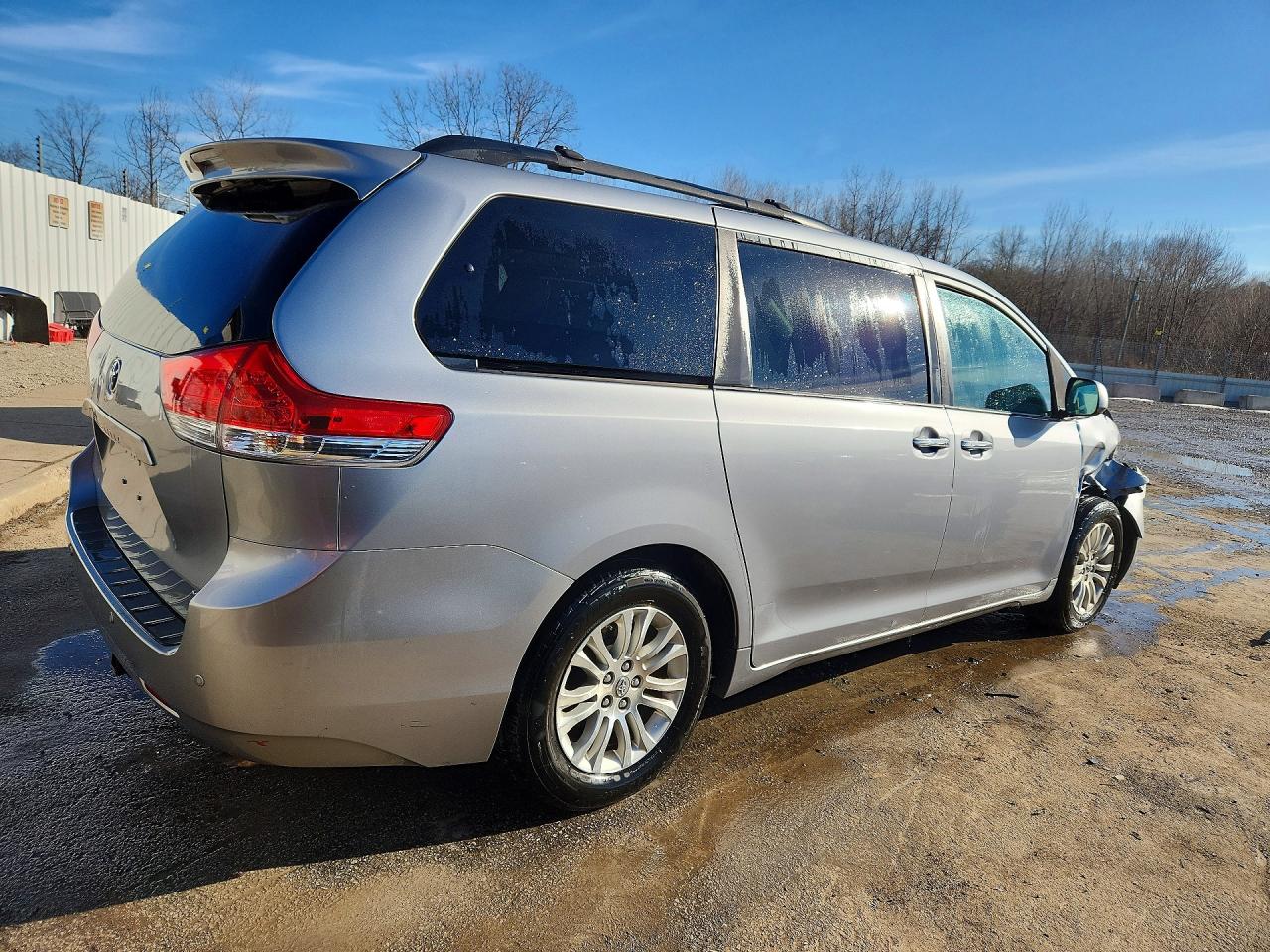 2013 Toyota Sienna Xle 8-passenger Silver vin: 5TDYK3DC4DS296288