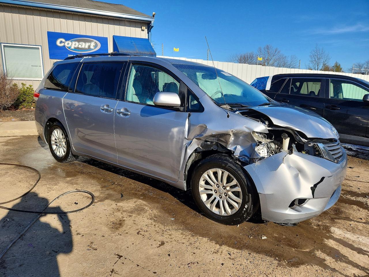 2013 Toyota Sienna Xle 8-passenger Silver vin: 5TDYK3DC4DS296288