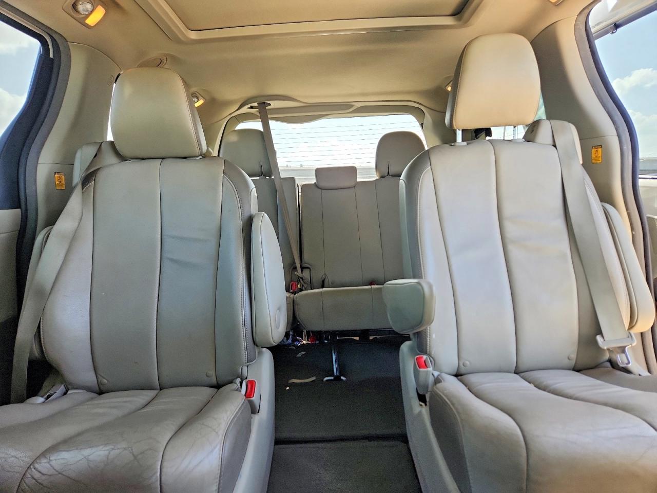 2013 Toyota Sienna Limited 7-passenger White vin: 5TDYK3DC4DS304941