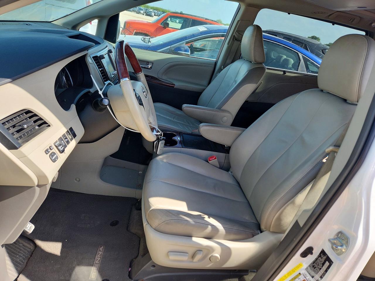 2013 Toyota Sienna Limited 7-passenger White vin: 5TDYK3DC4DS304941