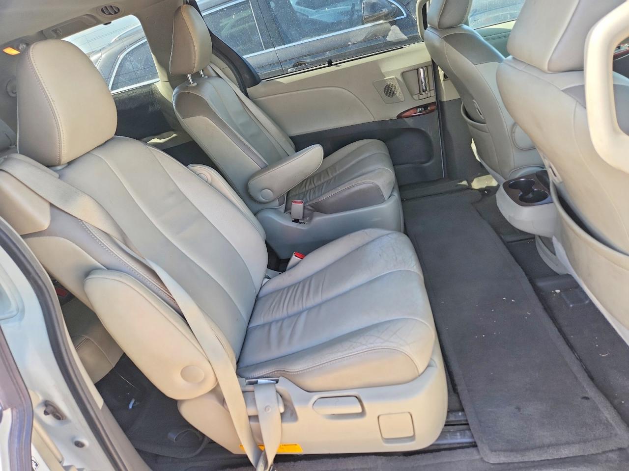 2013 Toyota Sienna Limited 7-passenger White vin: 5TDYK3DC4DS304941