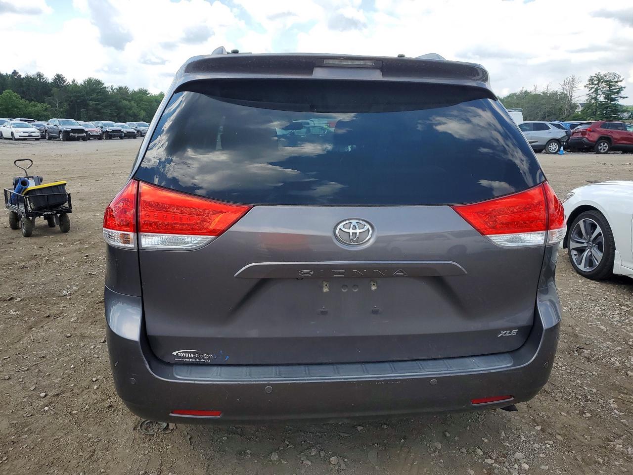 2013 Toyota Sienna Xle 8-passenger Gray vin: 5TDYK3DC4DS345182