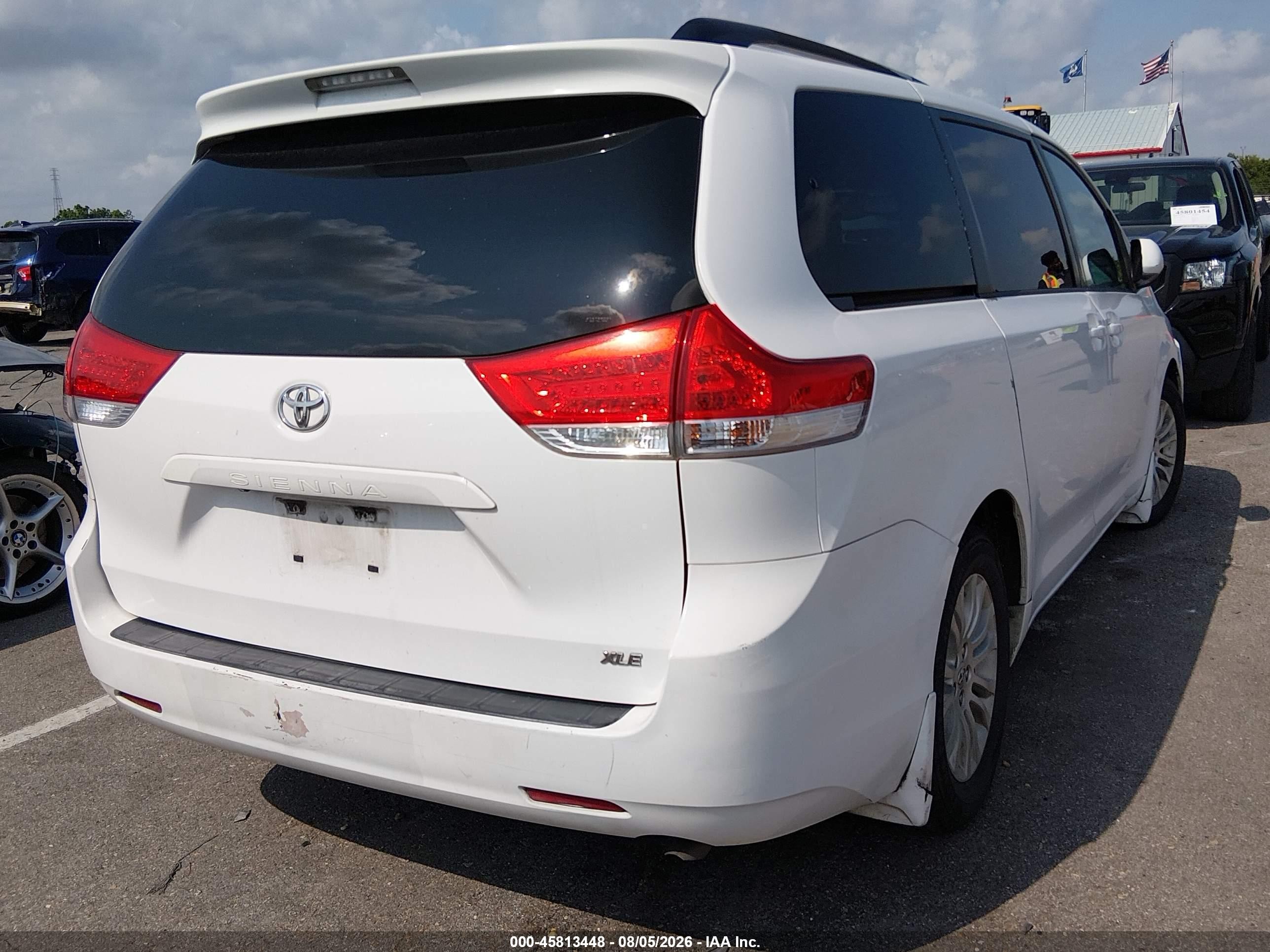 2013 Toyota Sienna Xle V6 8 Passenger White vin: 5TDYK3DC4DS351371