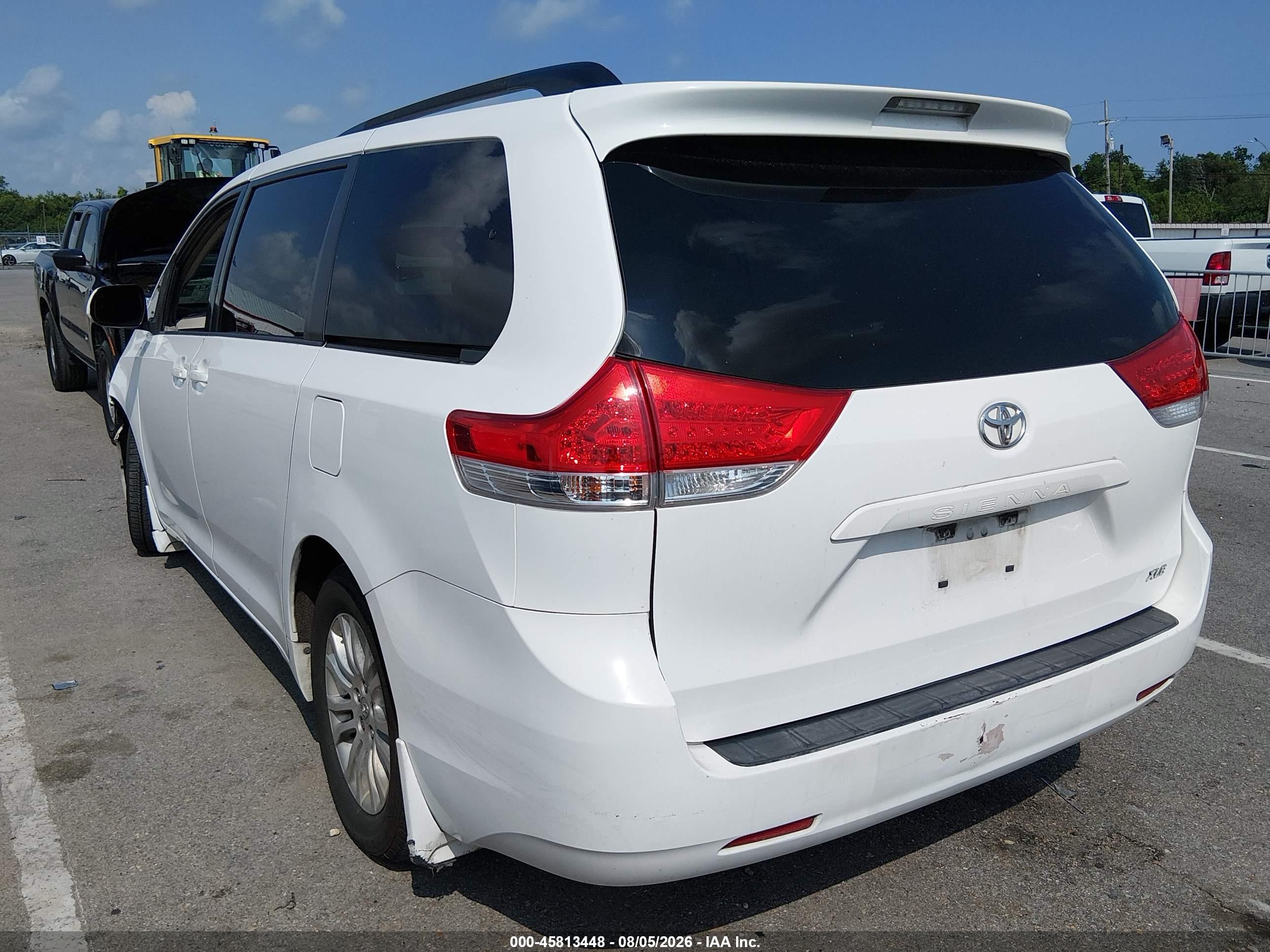 2013 Toyota Sienna Xle V6 8 Passenger White vin: 5TDYK3DC4DS351371