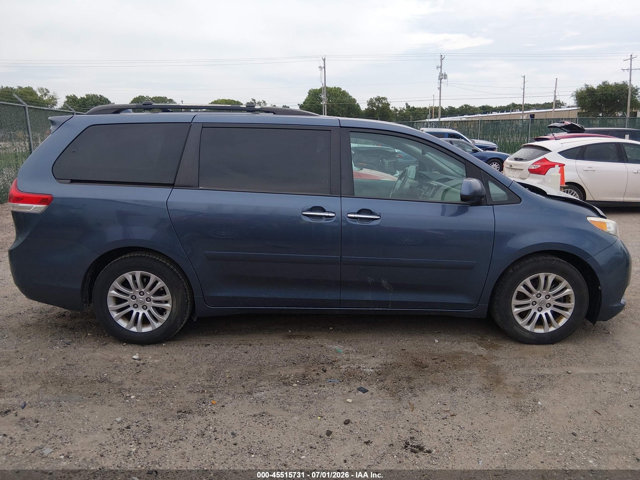 2013 Toyota Sienna Xle V6 8 Passenger Синий vin: 5TDYK3DC4DS361298