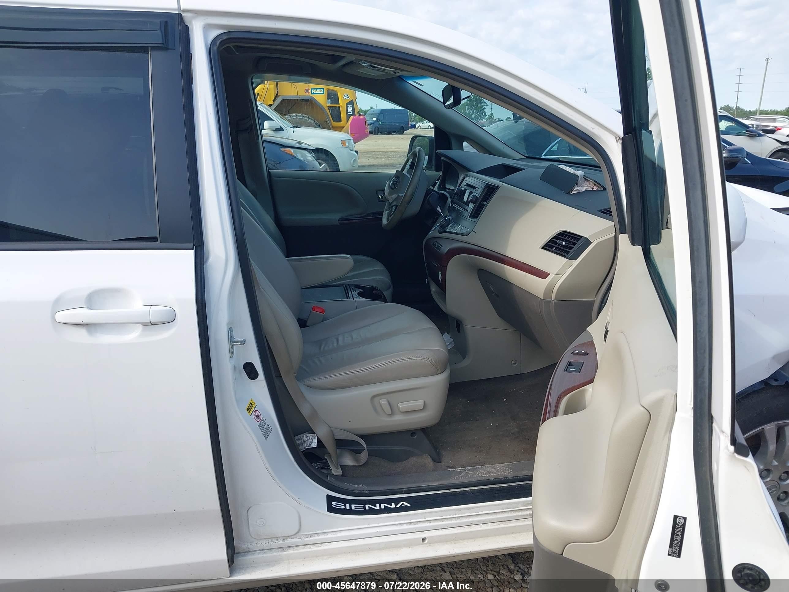 2013 Toyota Sienna Xle V6 8 Passenger White vin: 5TDYK3DC4DS368736