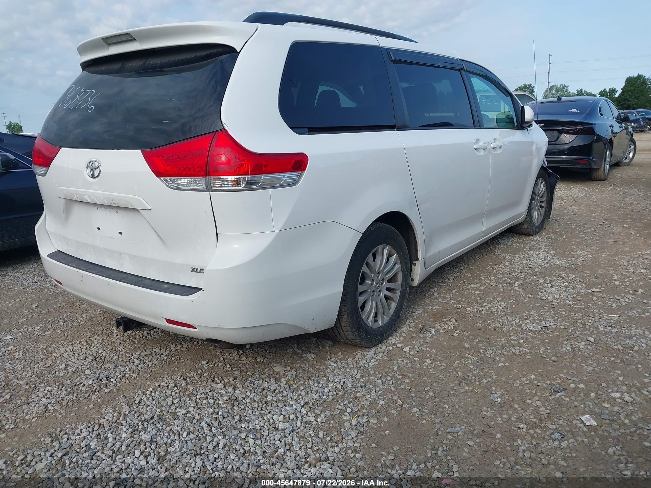 2013 Toyota Sienna Xle V6 8 Passenger White vin: 5TDYK3DC4DS368736