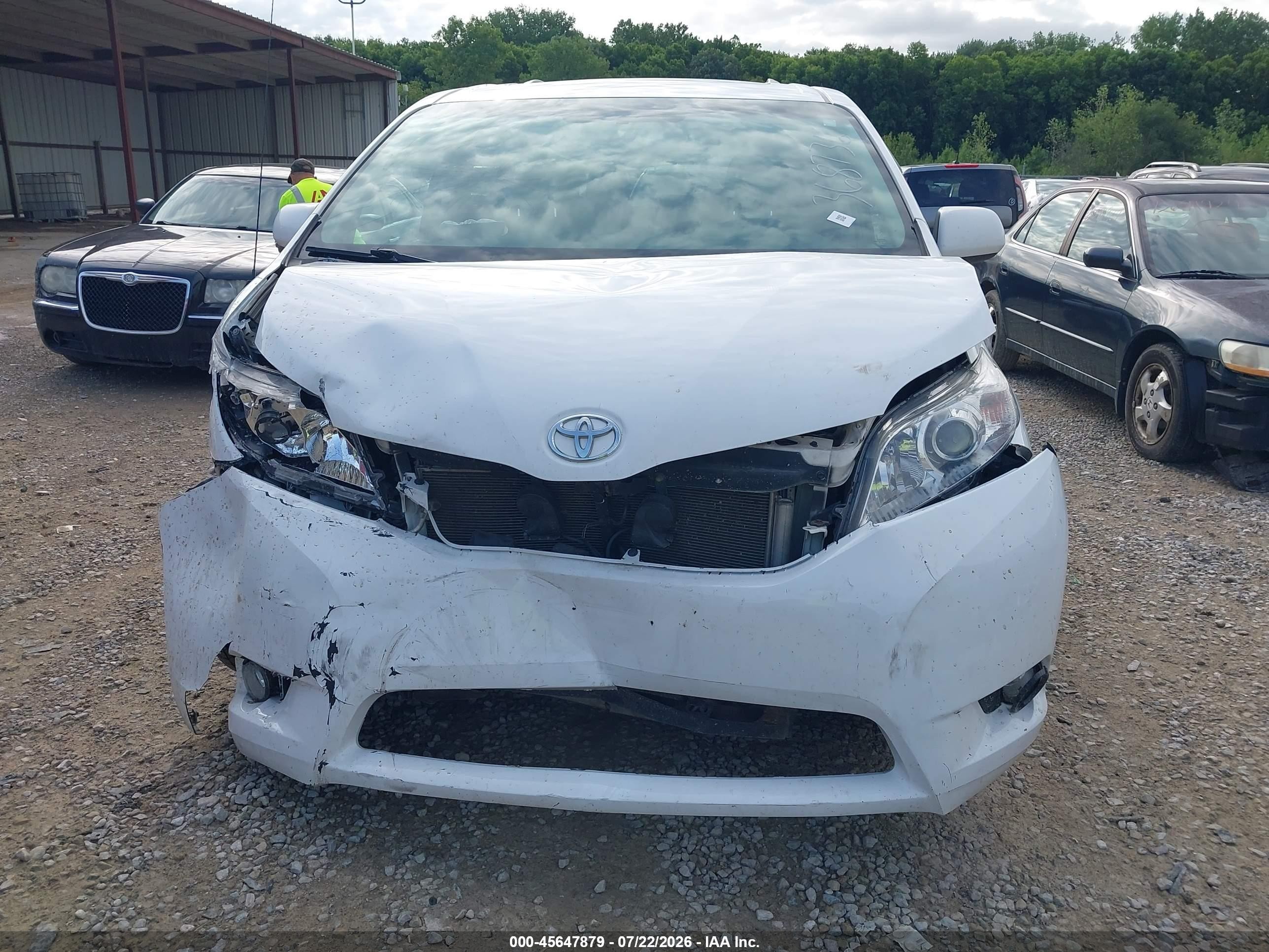 2013 Toyota Sienna Xle V6 8 Passenger White vin: 5TDYK3DC4DS368736