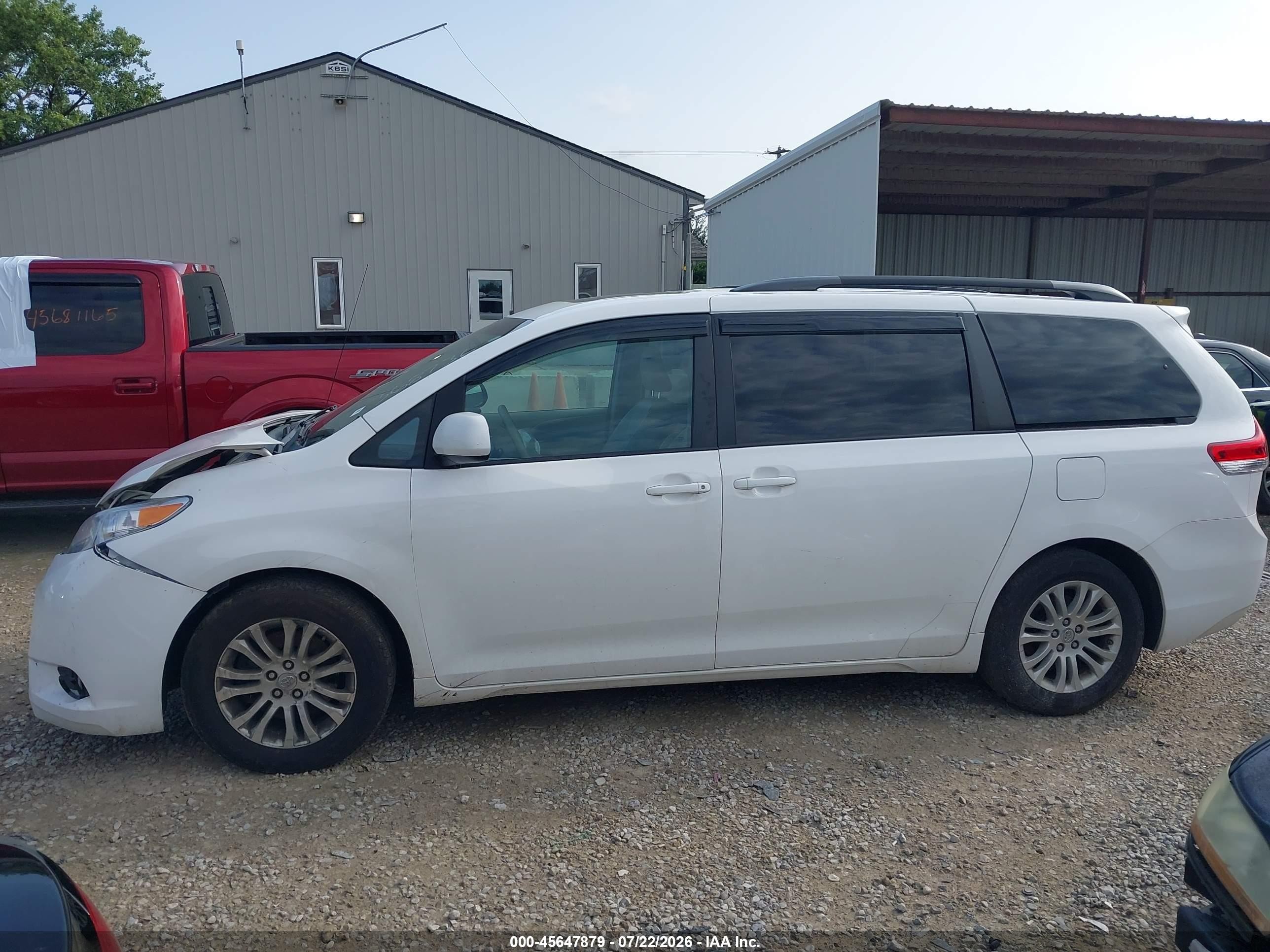 2013 Toyota Sienna Xle V6 8 Passenger White vin: 5TDYK3DC4DS368736