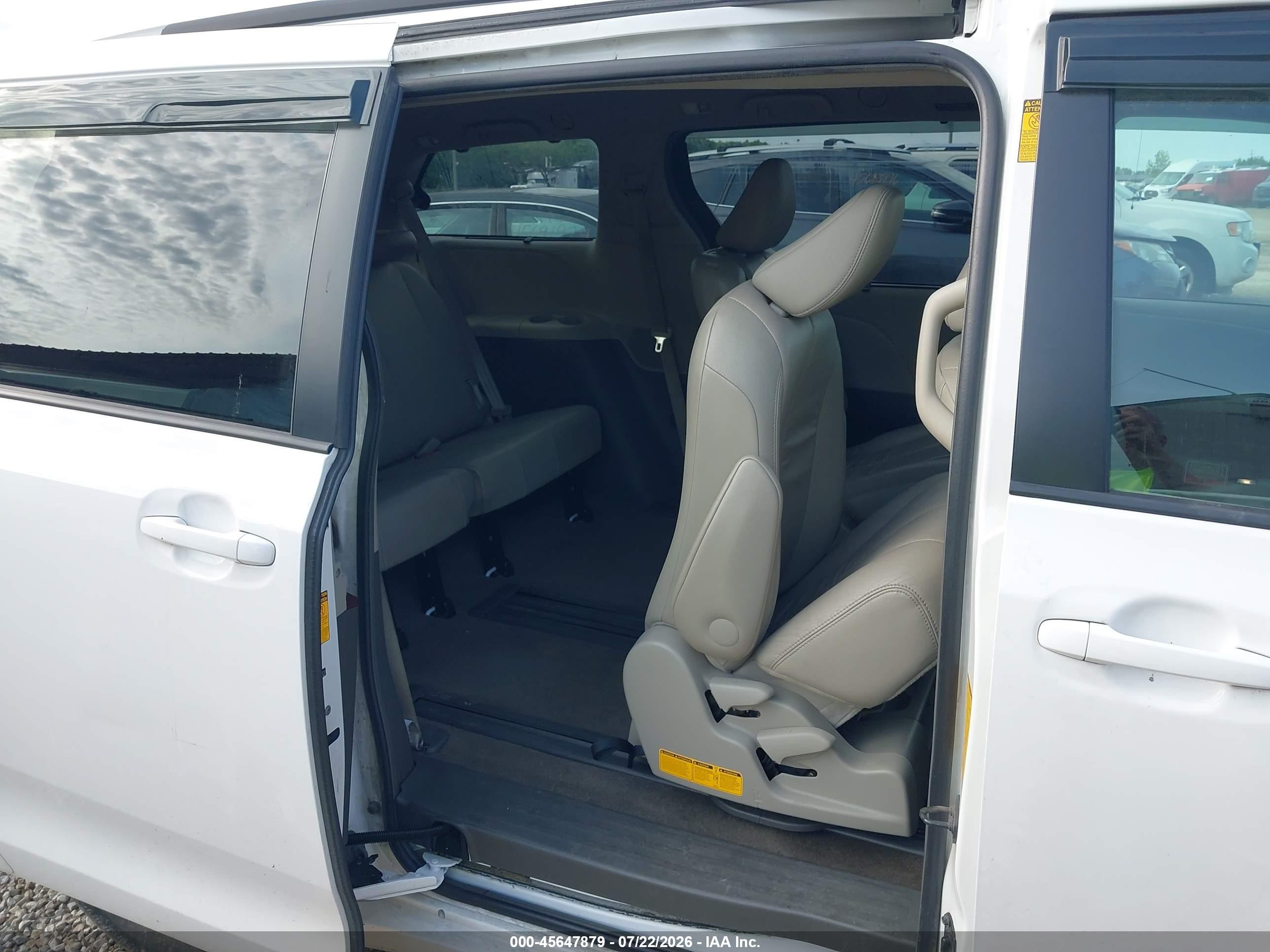 2013 Toyota Sienna Xle V6 8 Passenger White vin: 5TDYK3DC4DS368736