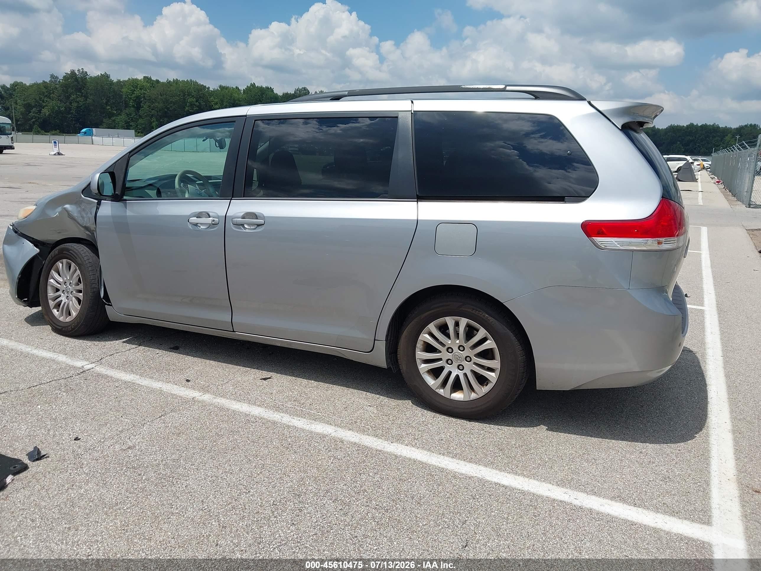 2013 Toyota Sienna Xle V6 8 Passenger Silver vin: 5TDYK3DC4DS374228